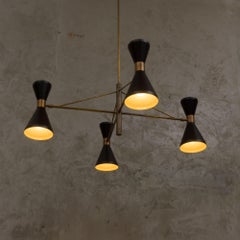 Moderner Messing-Kronleuchter aus der Jahrhundertmitte mit verstellbaren Diabolo-Schirmen, 4 Lichter