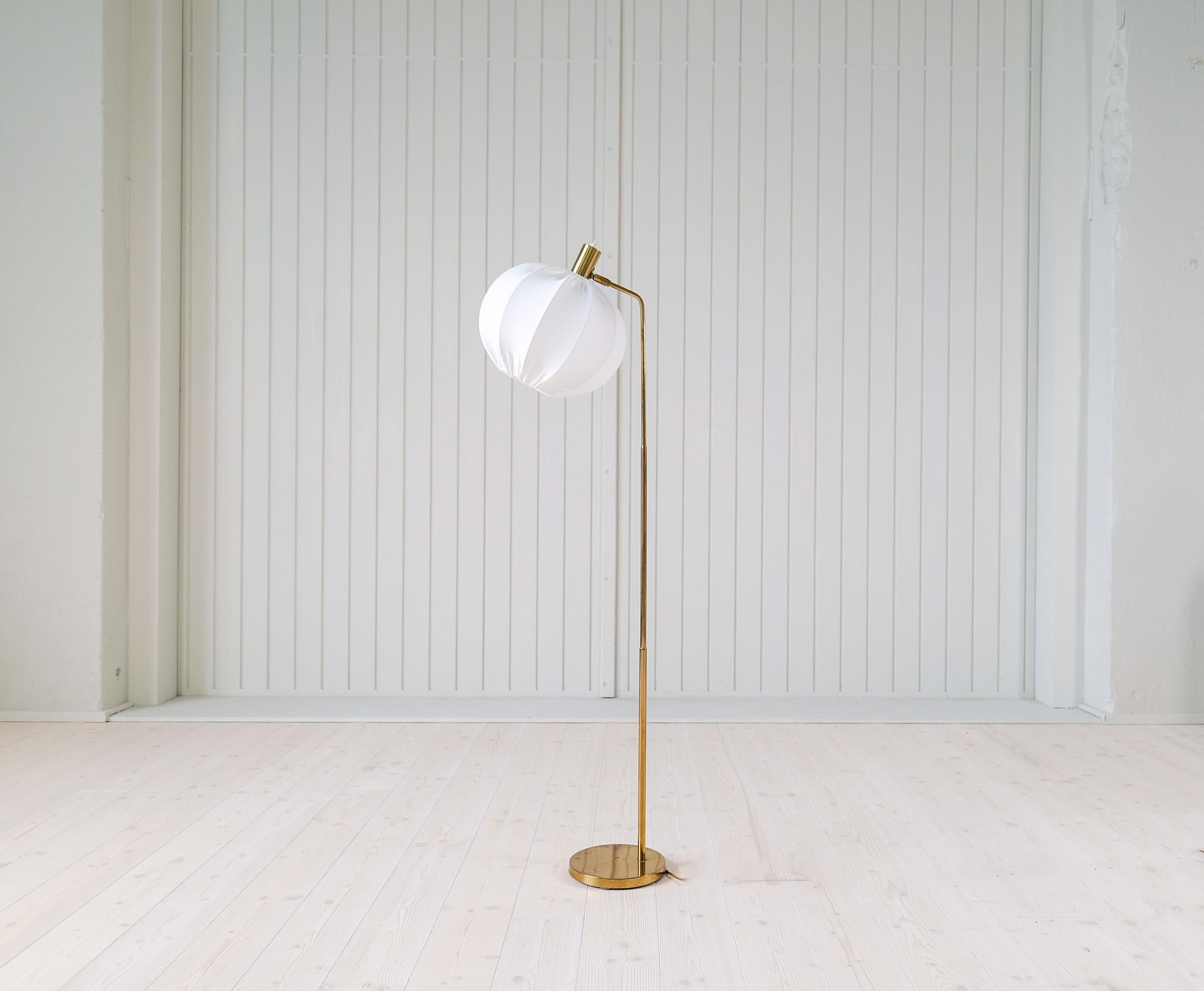 
Wonderfully designed floor lamp from Bergboms Sweden. Made in brass and cast iron. Made in the 1960-70 s this not so common lamp from Bergboms is gifted with a great looking rod with all new cotton shade. 

Good working condition, with some wear