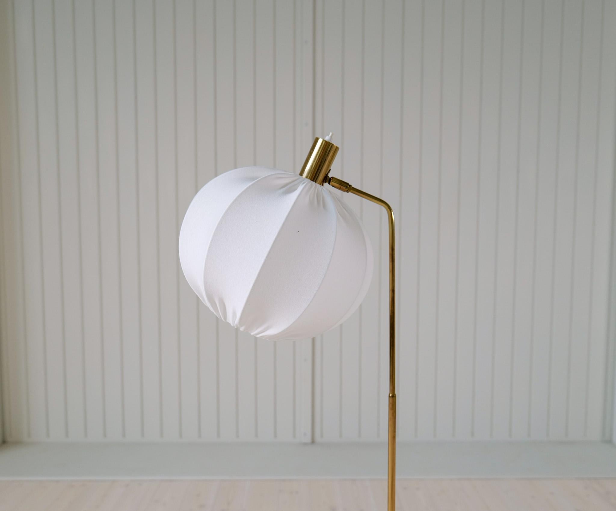 Midcentury Modern Brass Floor Lamp Bergboms G-03, Sweden, 1960s In Good Condition For Sale In Hillringsberg, SE