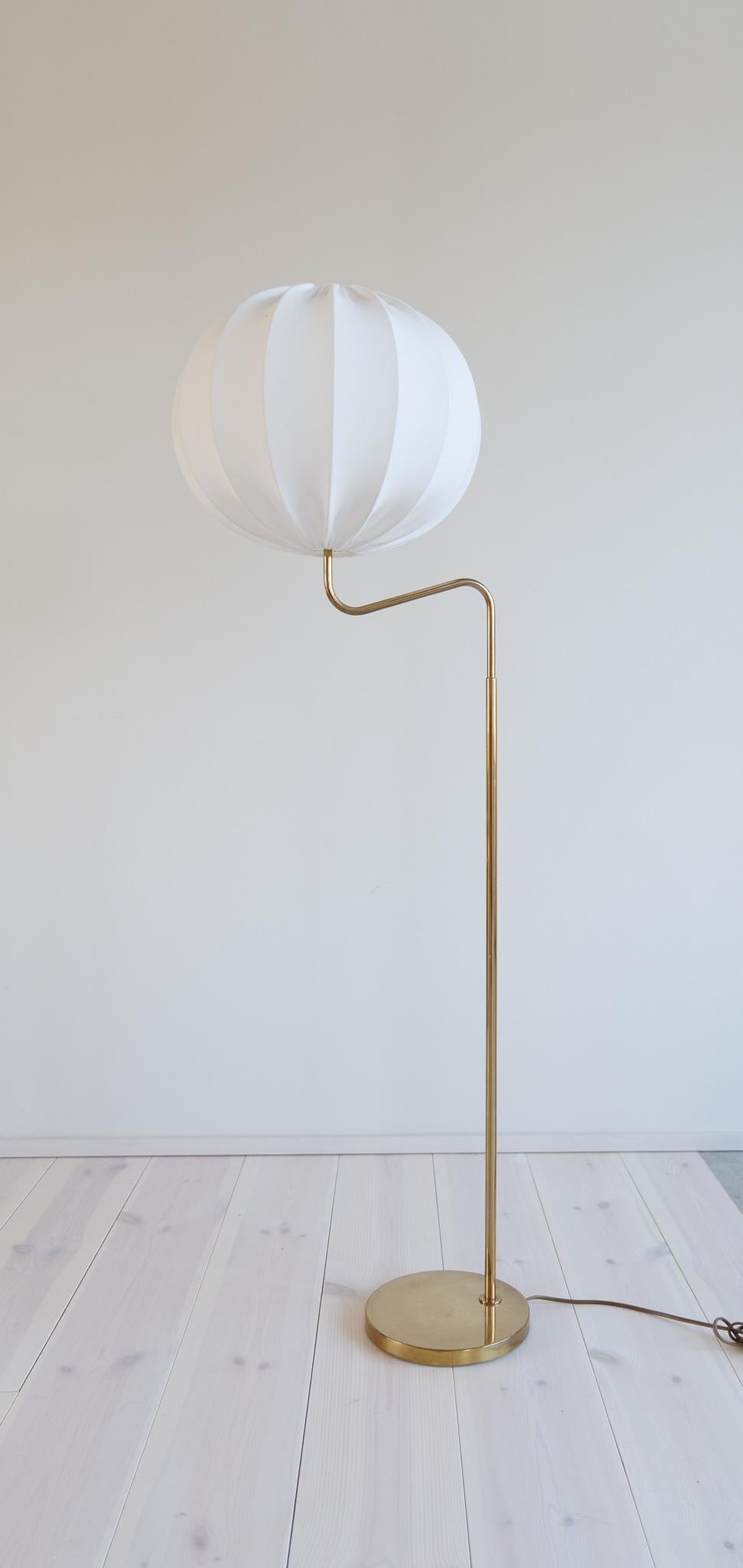 
Wonderfully designed floor lamp from Bergboms Sweden. Made in brass and cast iron. Made in the 1960-70 s this not so common lamp from Bergboms is gifted with a great looking rod with all new cotton shade. 

Good working condition, with some wear
