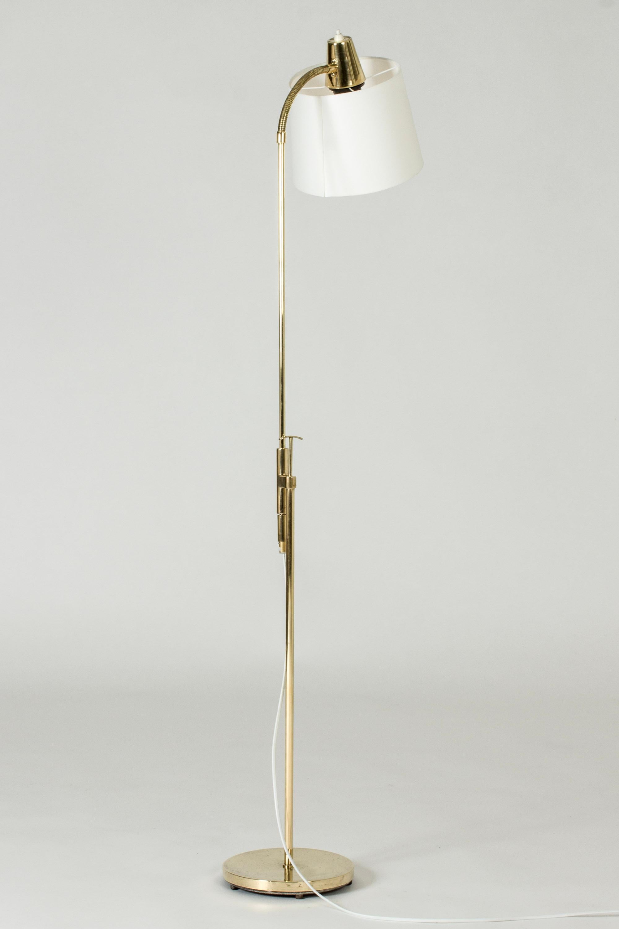 Lampadaire suédois moderniste en laiton, avec un col flexible et une hauteur réglable.