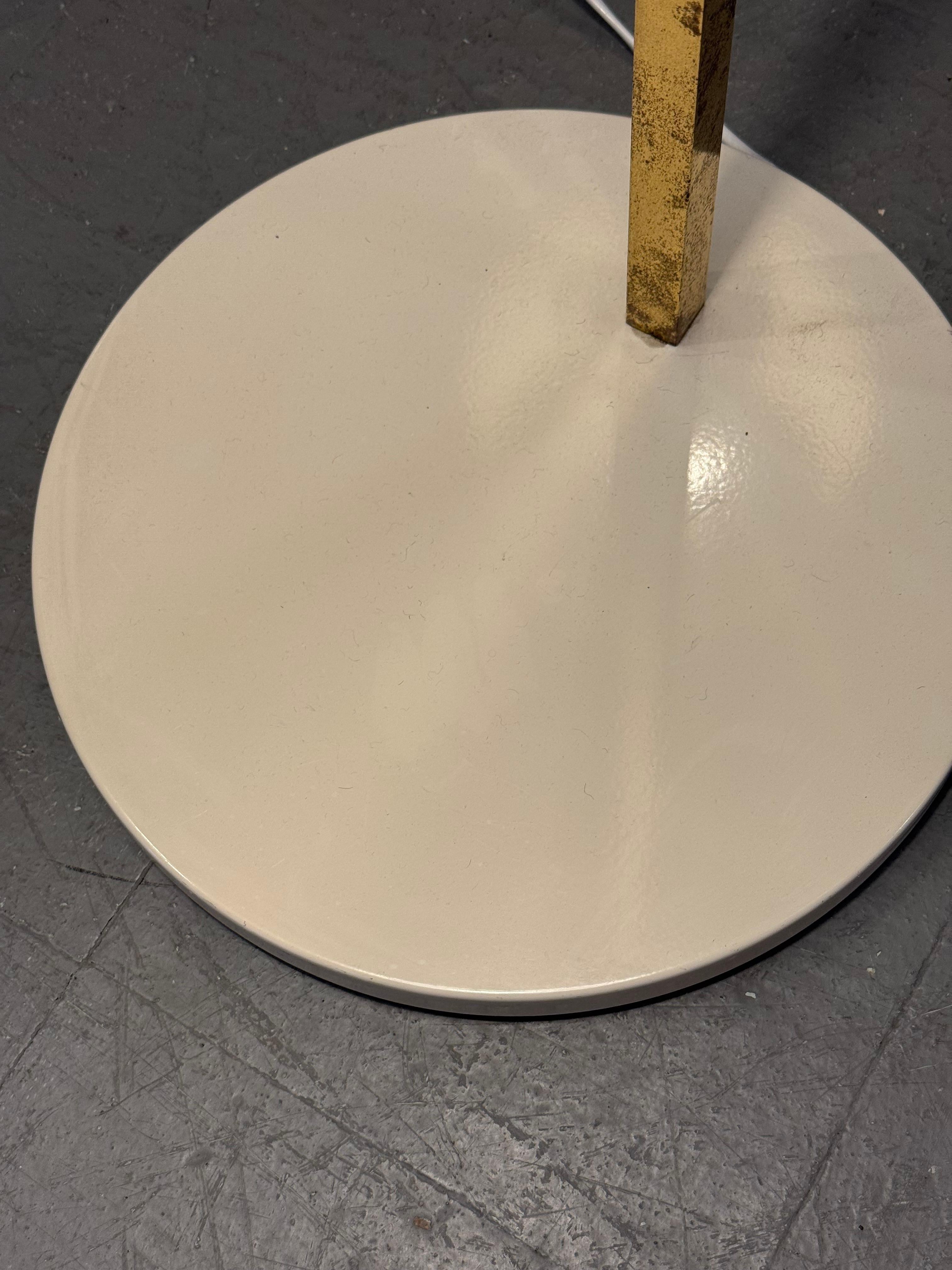 Lámpara de pie de latón moderna de mediados de siglo con pantalla de plástico al estilo de Nikoll Latón en venta