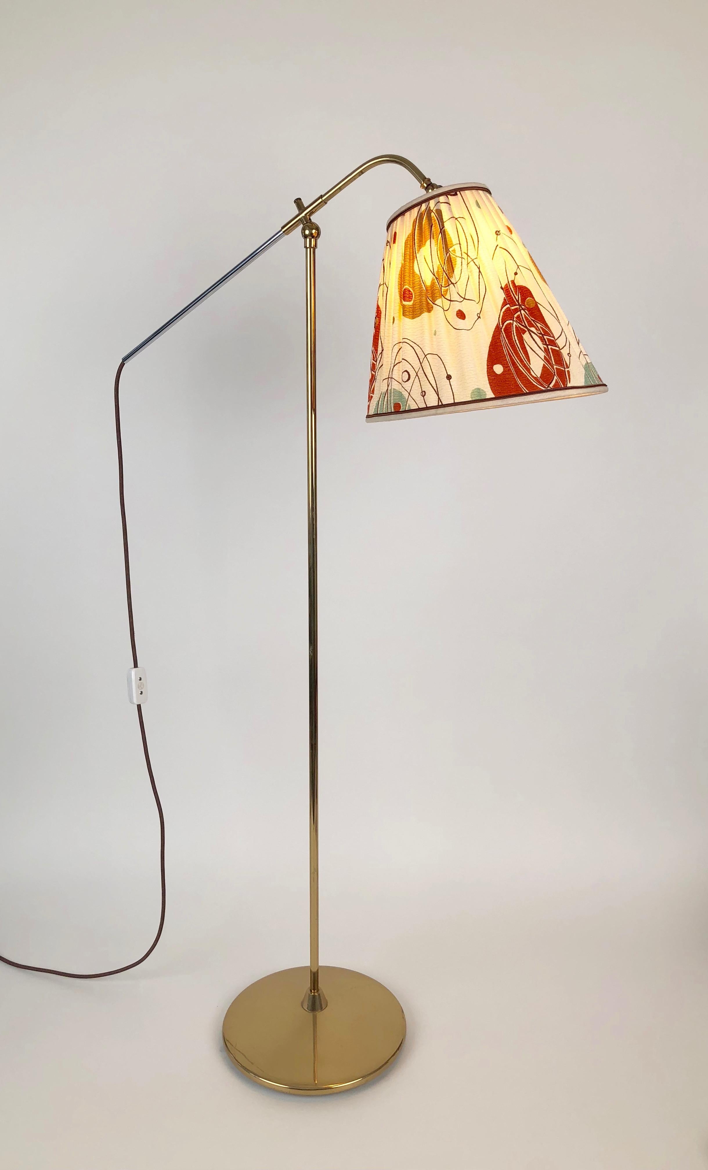 Moderne Stehlampe aus Messing aus der Mitte des Jahrhunderts, hergestellt von Rupert Nikoll, Österreich, 1950er Jahre (Textil) im Angebot