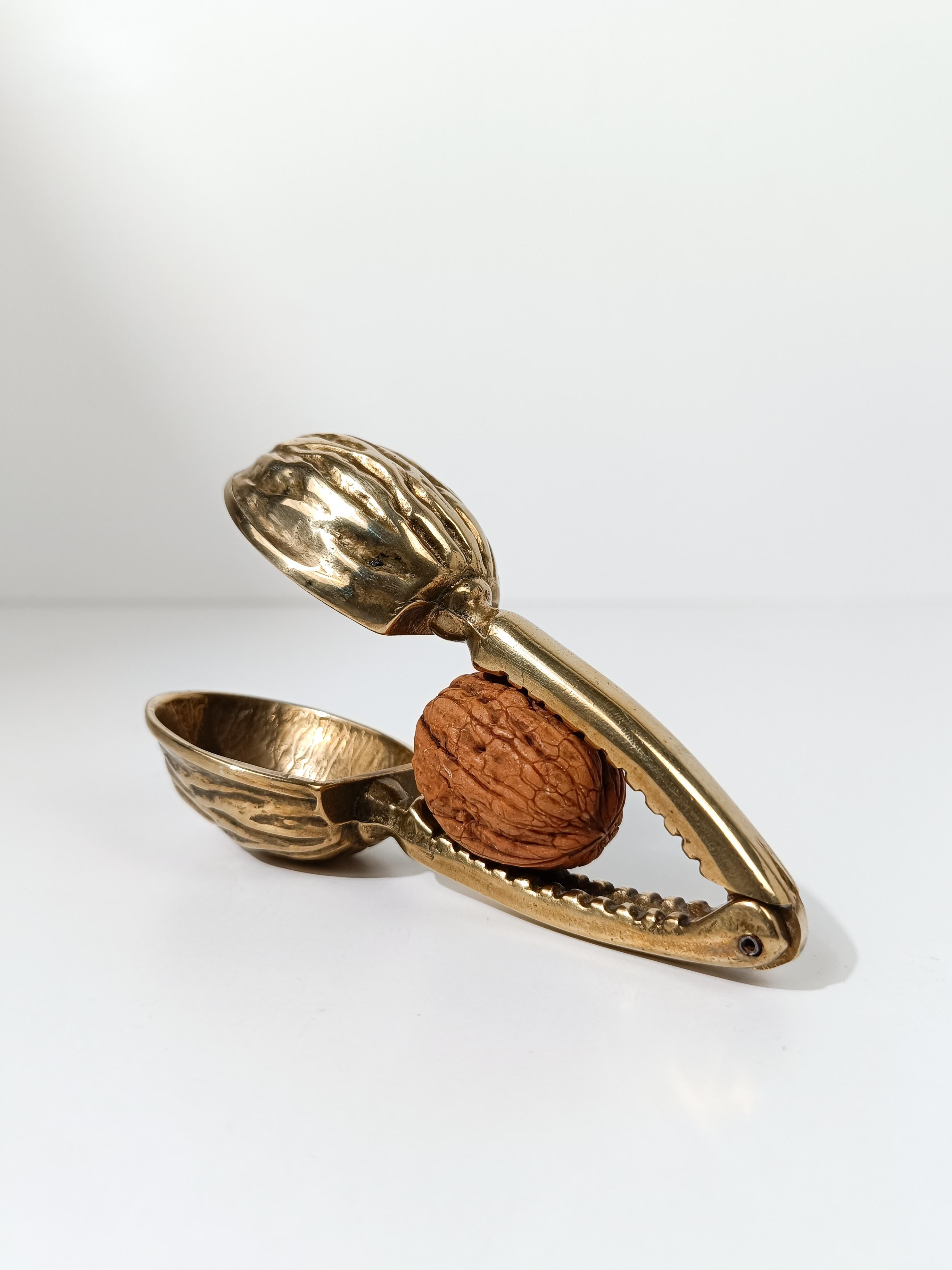Midcentury Modern Nussknacker aus Messing in Nussbaumform, 70er Jahre im Angebot 1
