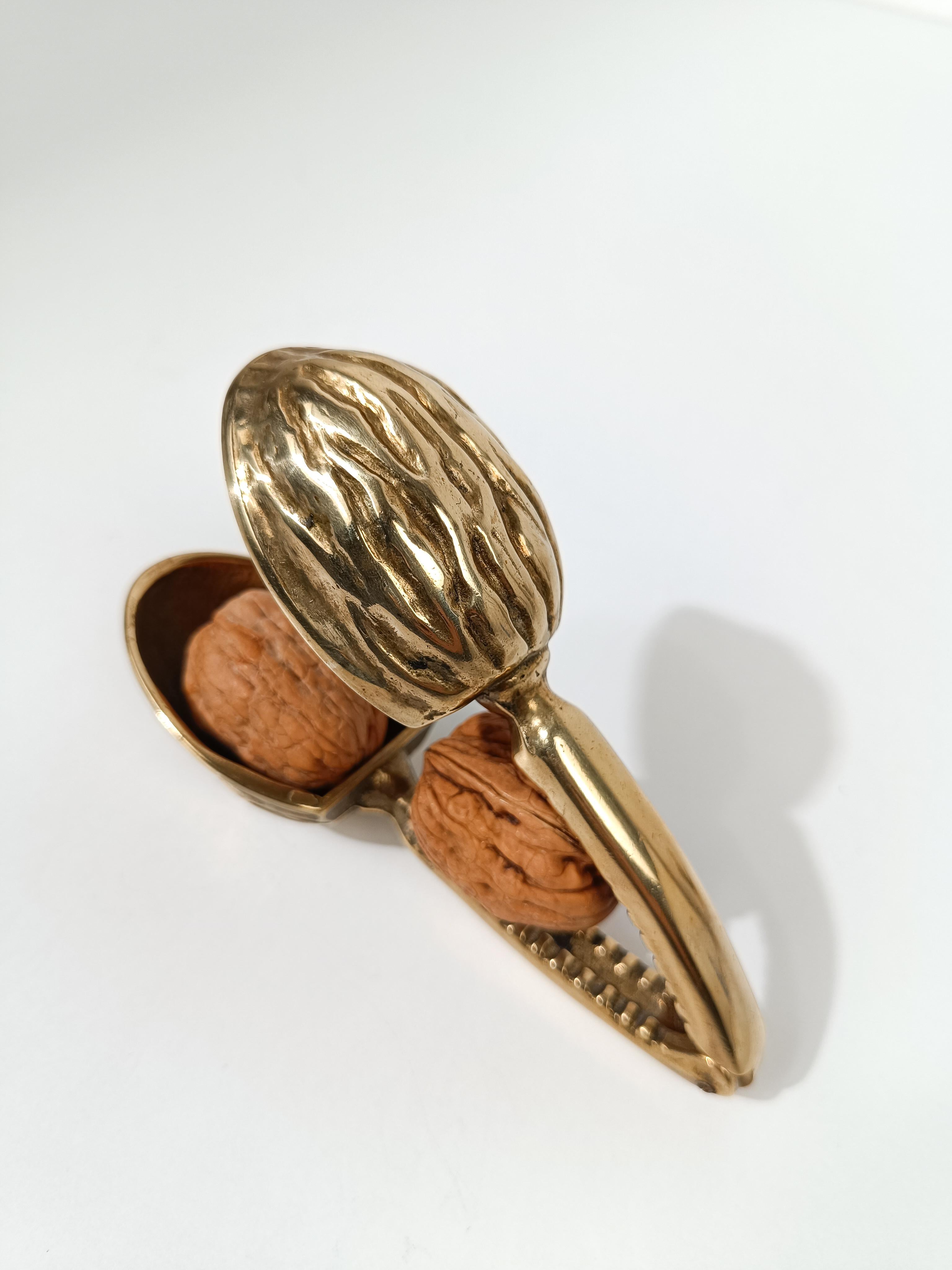 Midcentury Modern Nussknacker aus Messing in Nussbaumform, 70er Jahre im Angebot 2