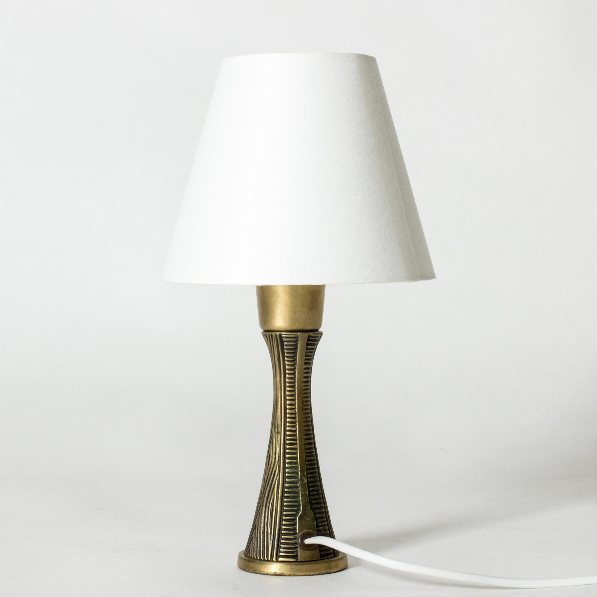 Charmante petite lampe de table de Sonja Katzin, fabriquée en laiton avec un motif gaufré sur la base.