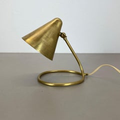 Lámpara de mesa de latón de estilo «midcentury modern», al estilo de Rupert Nikoll, Austria, década de 1950