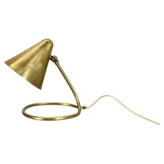 Lámpara de mesa de latón de estilo «midcentury modern», al estilo de Rupert Nikoll, Austria, década de 1950