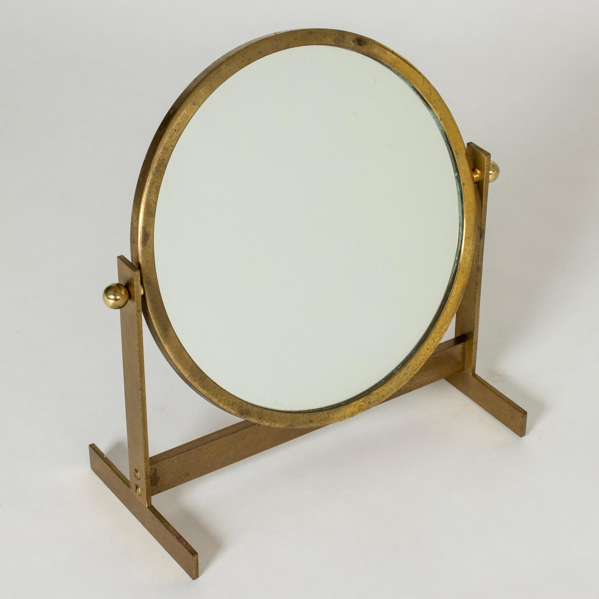 Elegant miroir de table en laiton de HI-gruppen, de forme ronde dans une base stricte.