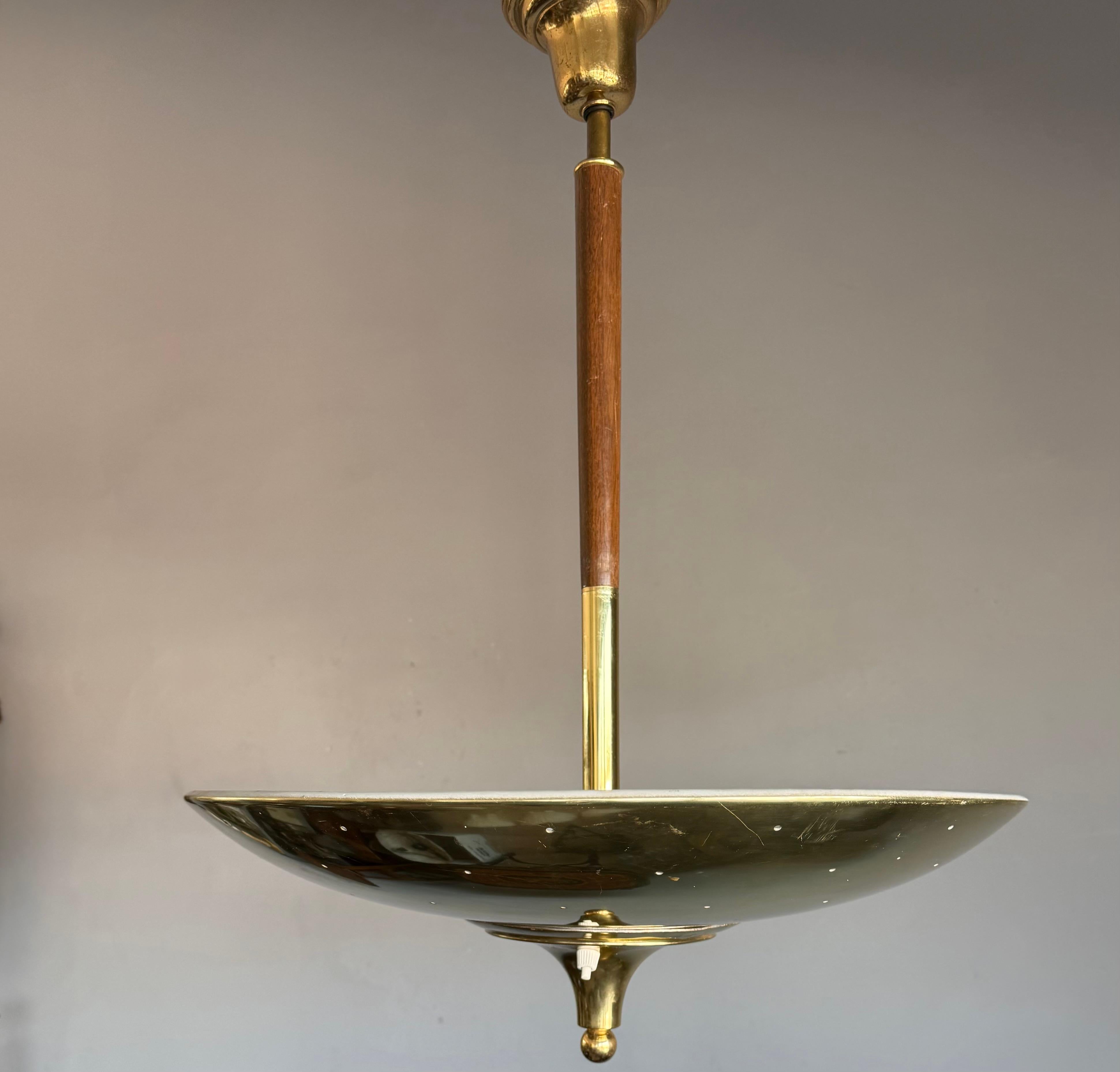 Lámpara colgante moderna de mediados de siglo de latón y teca, por Gerald Thurston para Lightolier, años 50.

Impresionante ejemplo del diseño americano de mediados de siglo, esta rara lámpara colgante fue diseñada por Gerald Thurston para