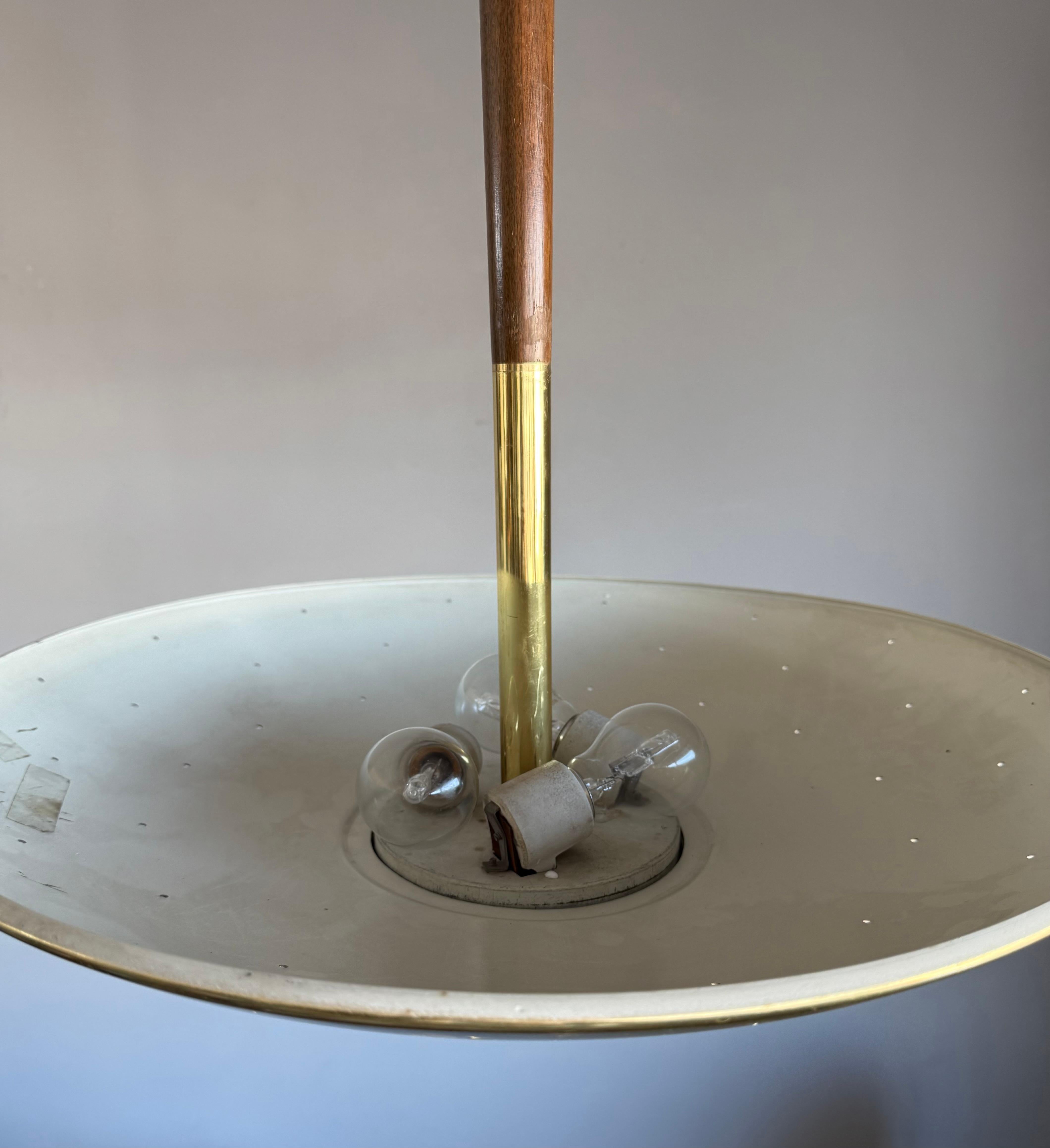 Colgante moderno de mediados de siglo de latón y madera de teca para montaje empotrado by Gerald Thurston Vaciado en venta