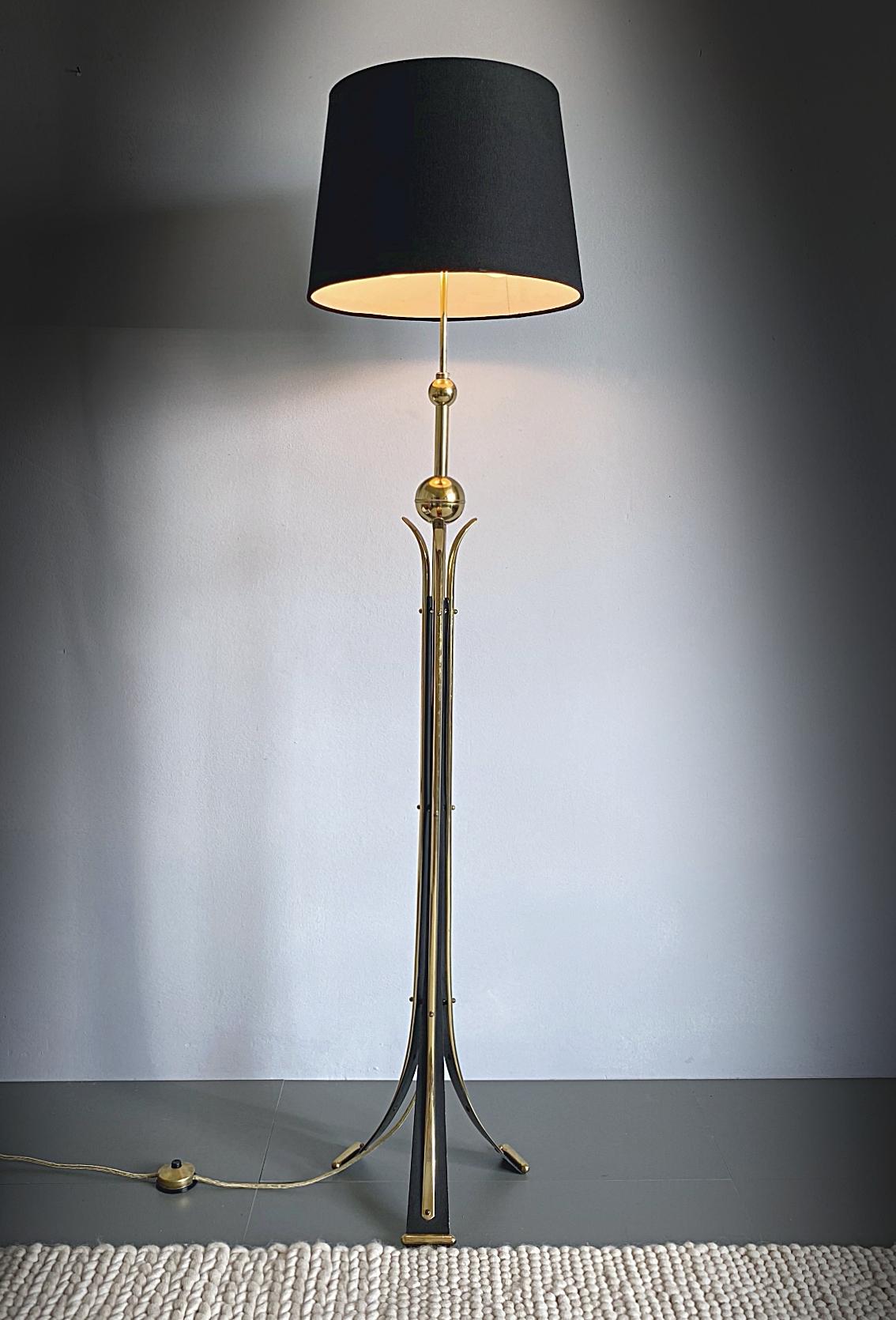 Mid-Century Modern Brass Tripod Floor Lamp, 1950s, Italy In Good Condition In Biebergemund, Hessen