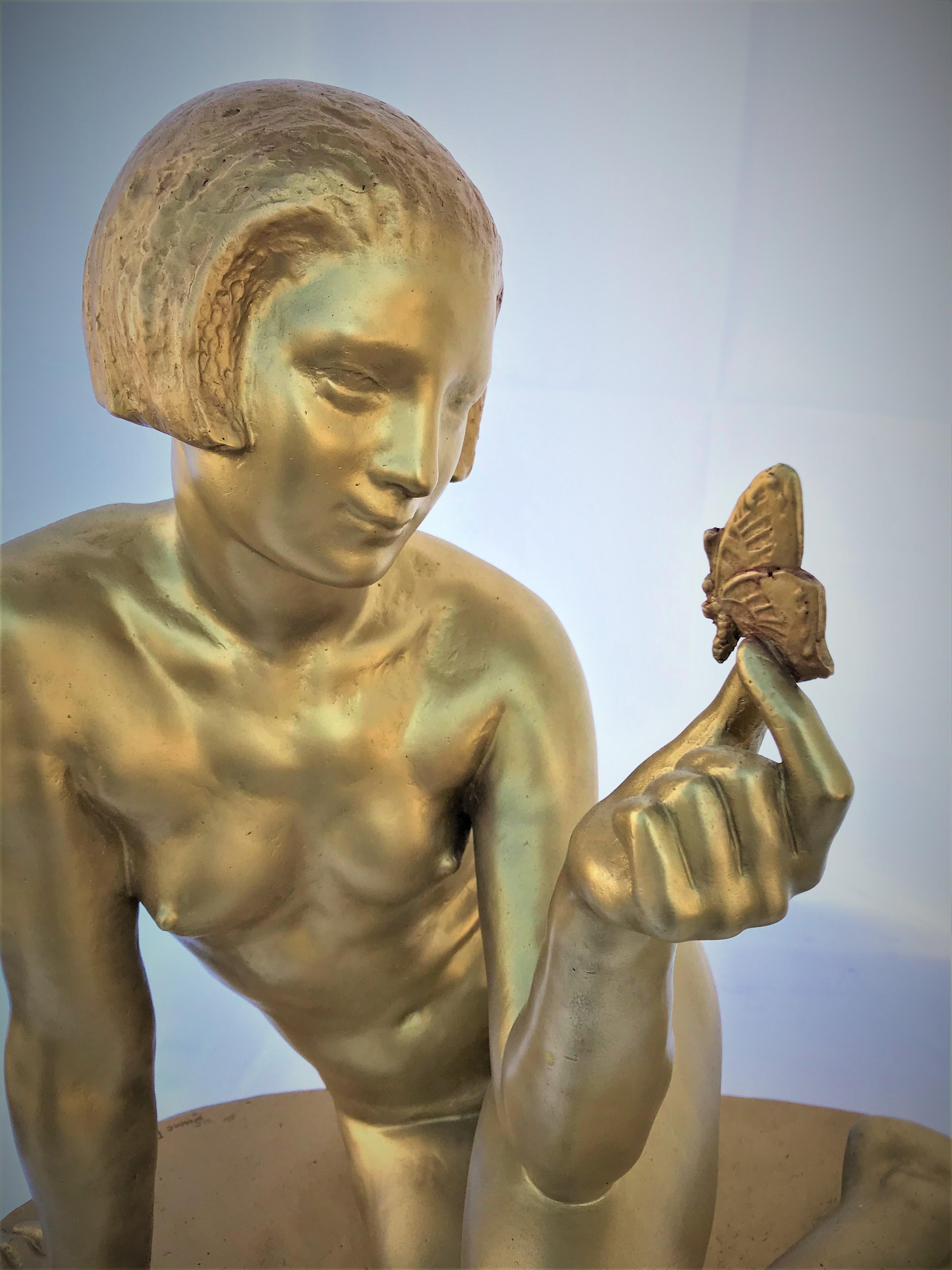 Gute Größe Skulptur eines jungen Mädchens mit einem Schmetterling in der Hand. Signiert und mit Unterschrift versehen auf der Rückseite. Hat eine goldfarbene Oberfläche. Unterzeichnet; Albert Pstrissp und Perdue Paris. Das Datum ist nicht bekannt.