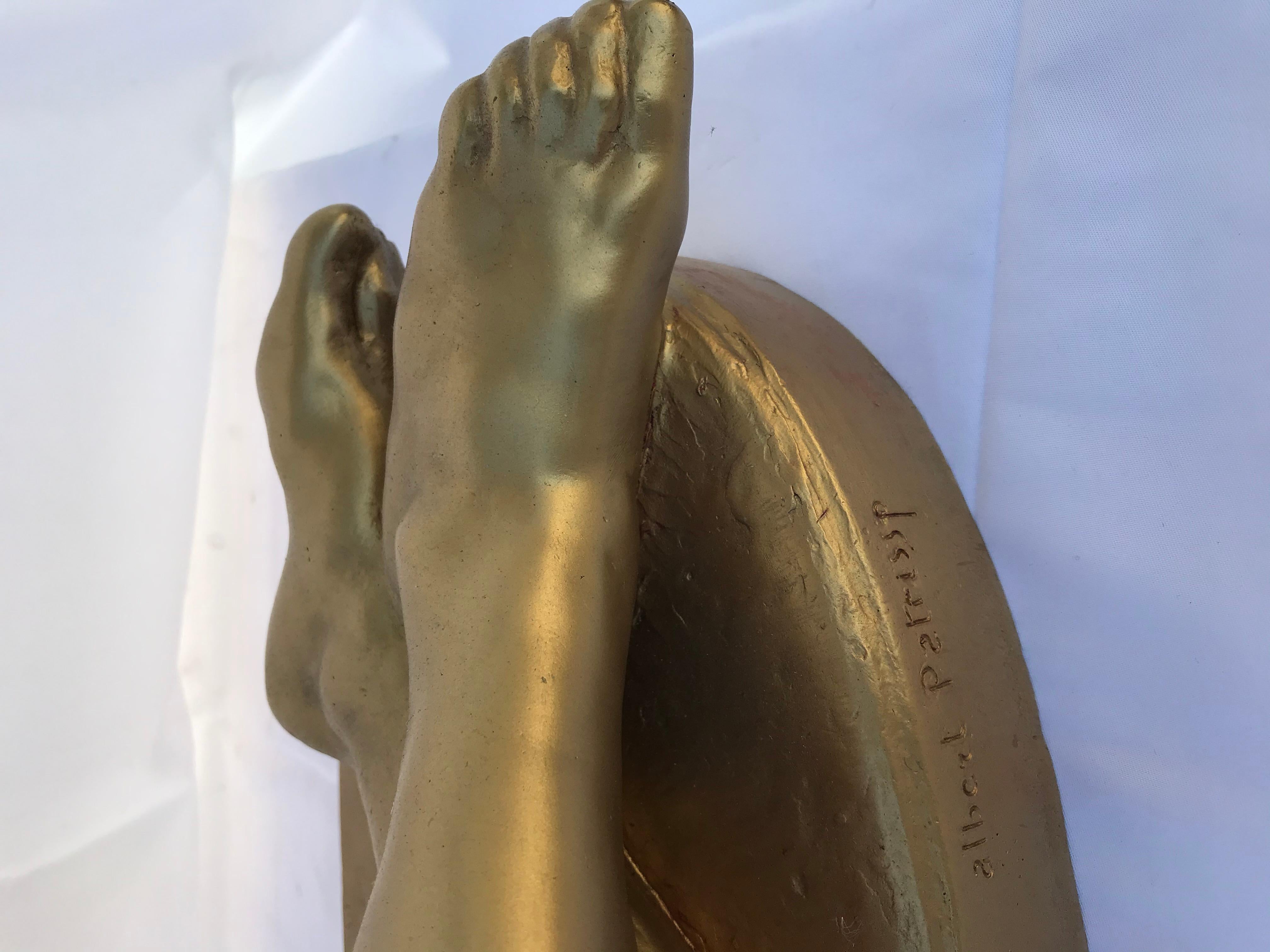 Moderne Bronze, Nacktes Mädchen mit Schmetterling-Gold-Finish, signiert, Mitte des Jahrhunderts (Moderne der Mitte des Jahrhunderts) im Angebot