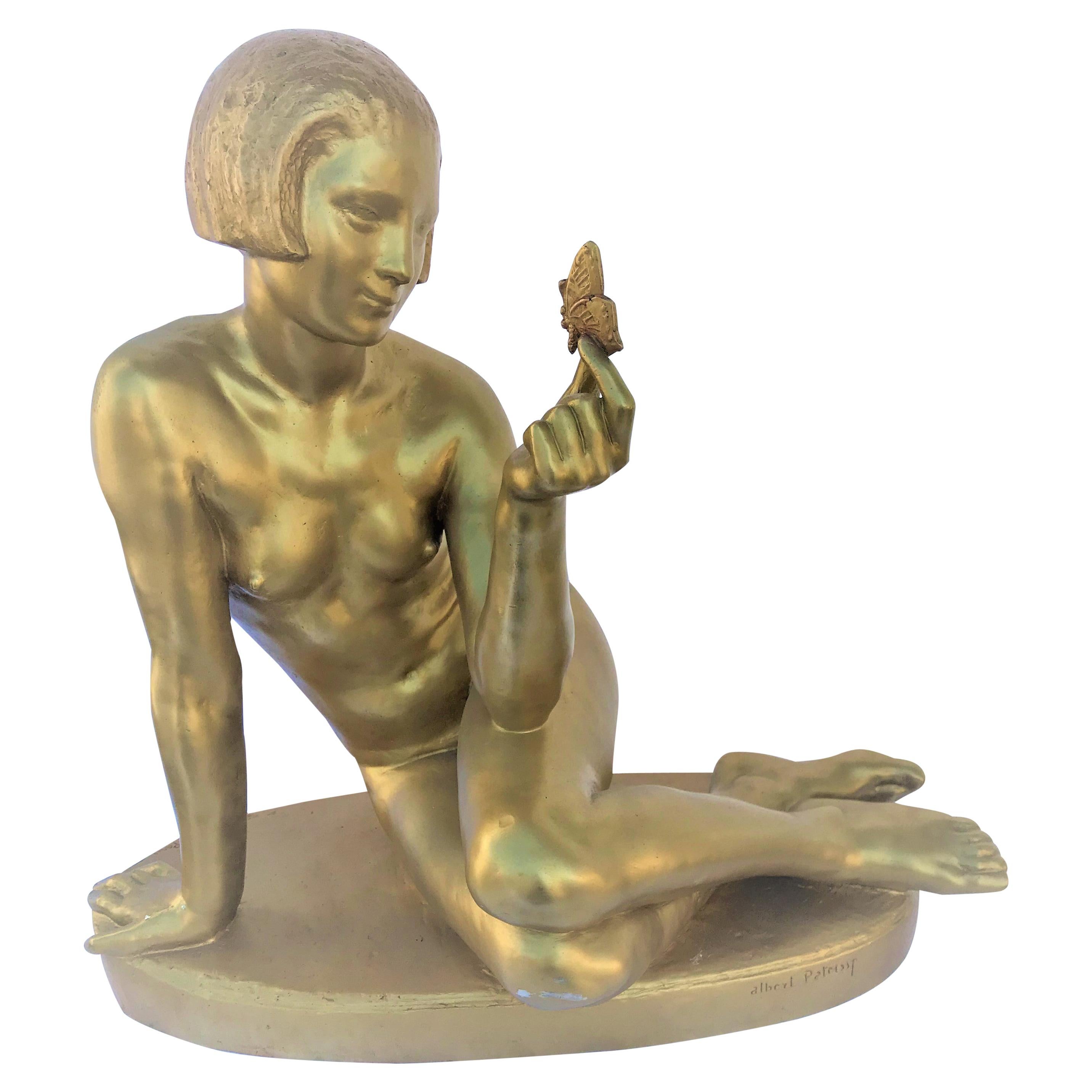 Moderne Bronze, Nacktes Mädchen mit Schmetterling-Gold-Finish, signiert, Mitte des Jahrhunderts