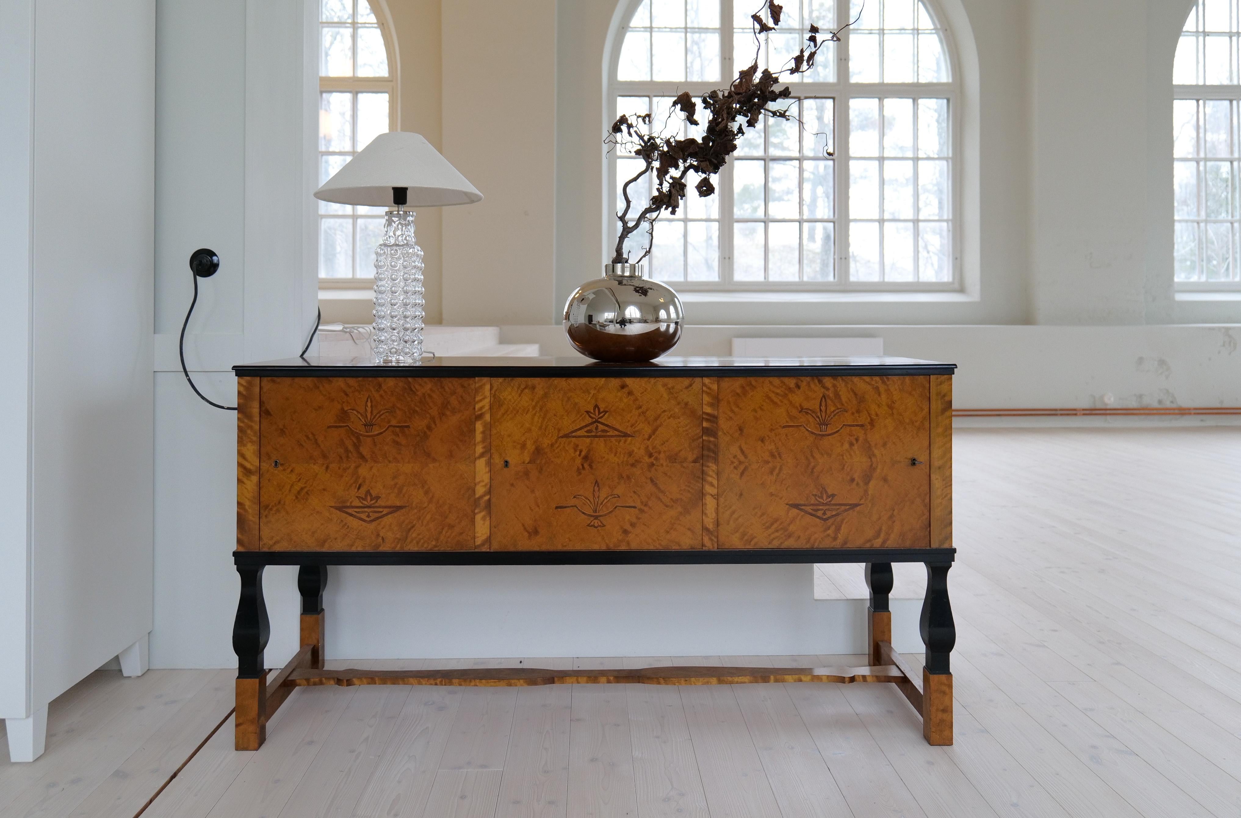 Große und seltene moderne Bubble/Drop-Tischlampe aus der Mitte des Jahrhunderts, entworfen von Carl Fagerlund für Orrefors Glasbruk in Schweden.
Das sprudelnde Kristallglas mit dem völlig neuen Baumwollschirm sorgt für einen tollen modernen Look.