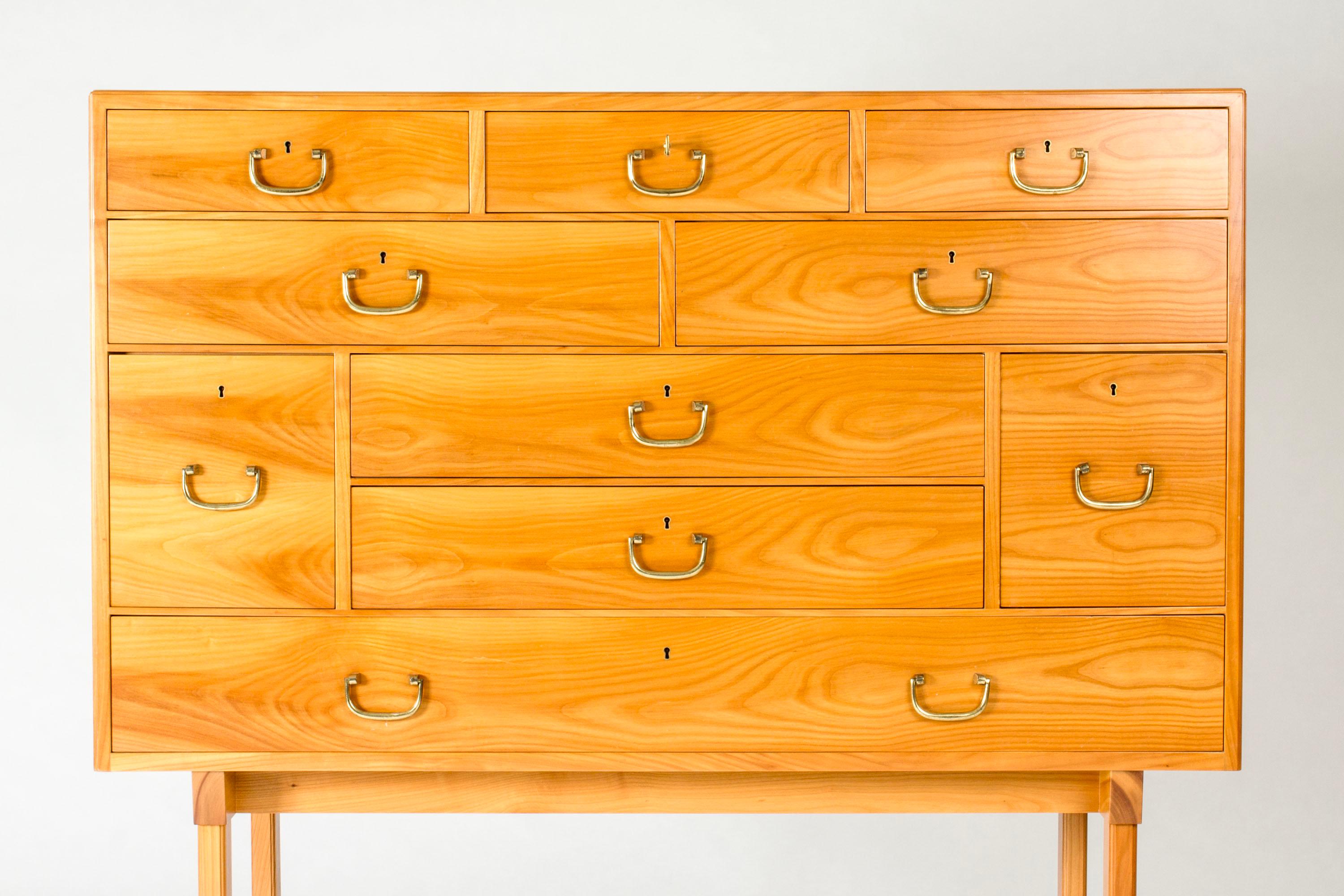 Rare armoire de Josef Franks, réalisée en orme avec de magnifiques veinures. Design/One avec un ensemble de tiroirs sur une base surélevée et aérée.