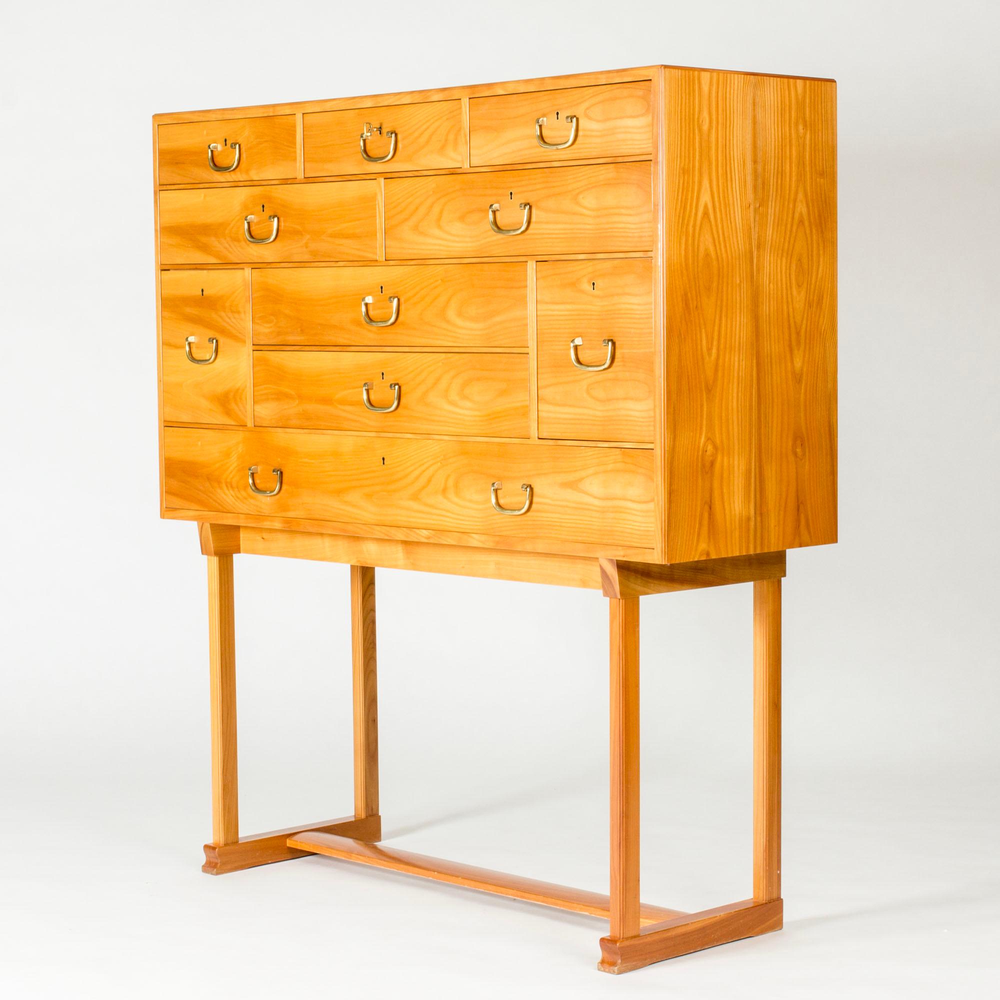 Armoire moderne du milieu du siècle par Josef Frank, Svenskt Tenn, 1960s Bon état - En vente à Stockholm, SE