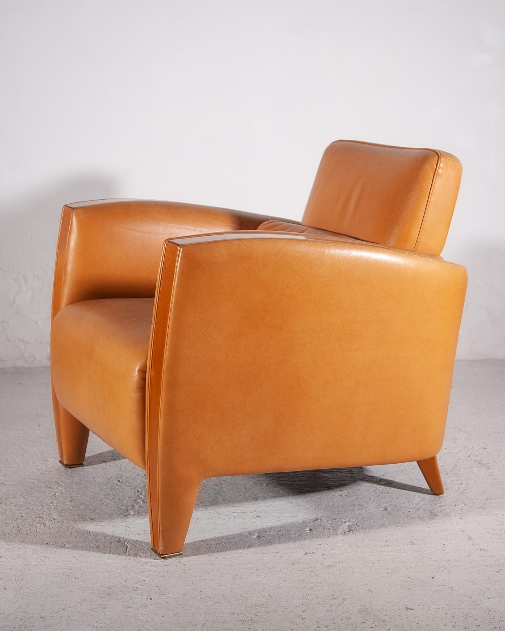 Fauteuils club en cuir camel et noyer de style moderne du milieu du siècle, ensemble de deux en vente 3