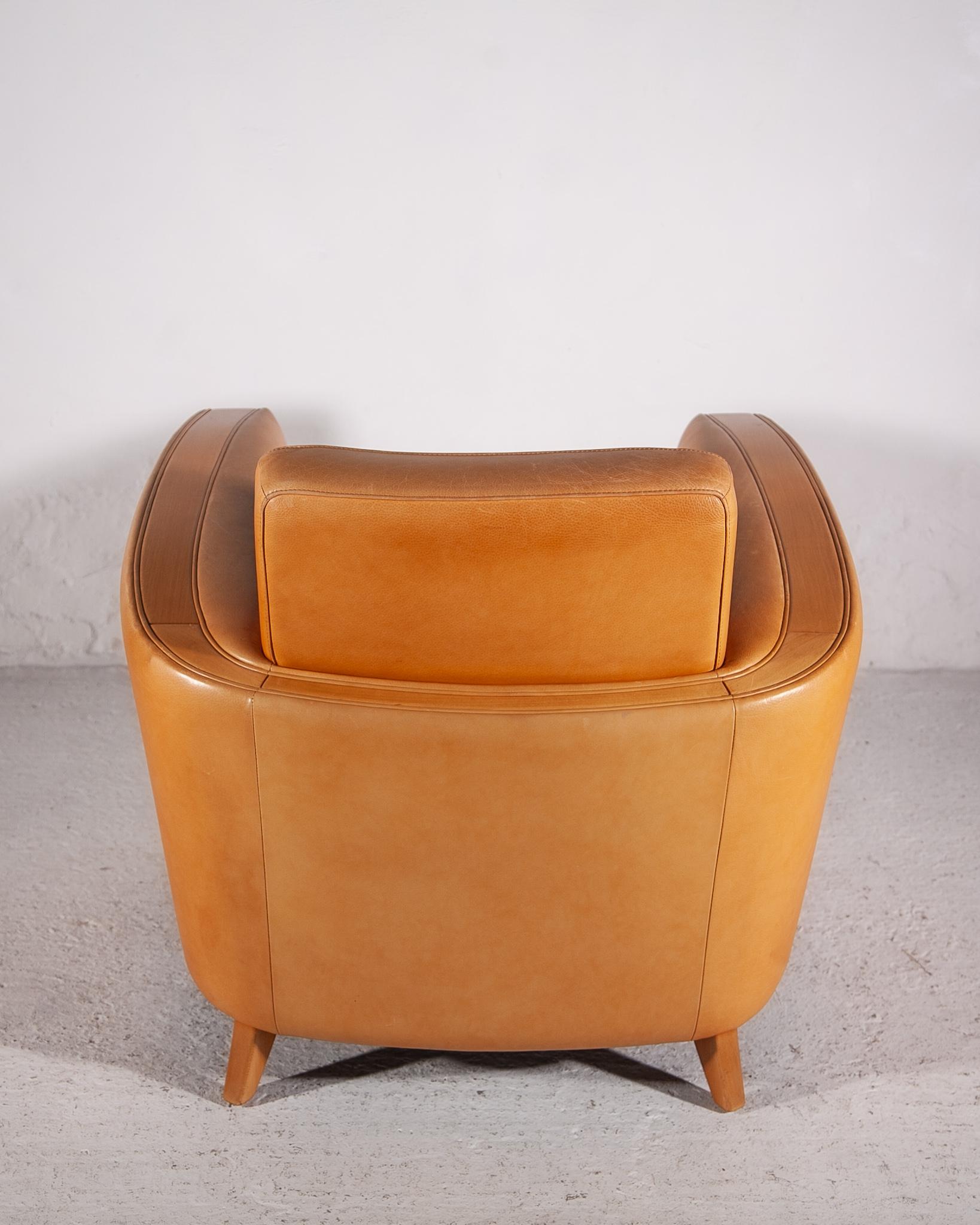 Fauteuils club en cuir camel et noyer de style moderne du milieu du siècle, ensemble de deux en vente 6