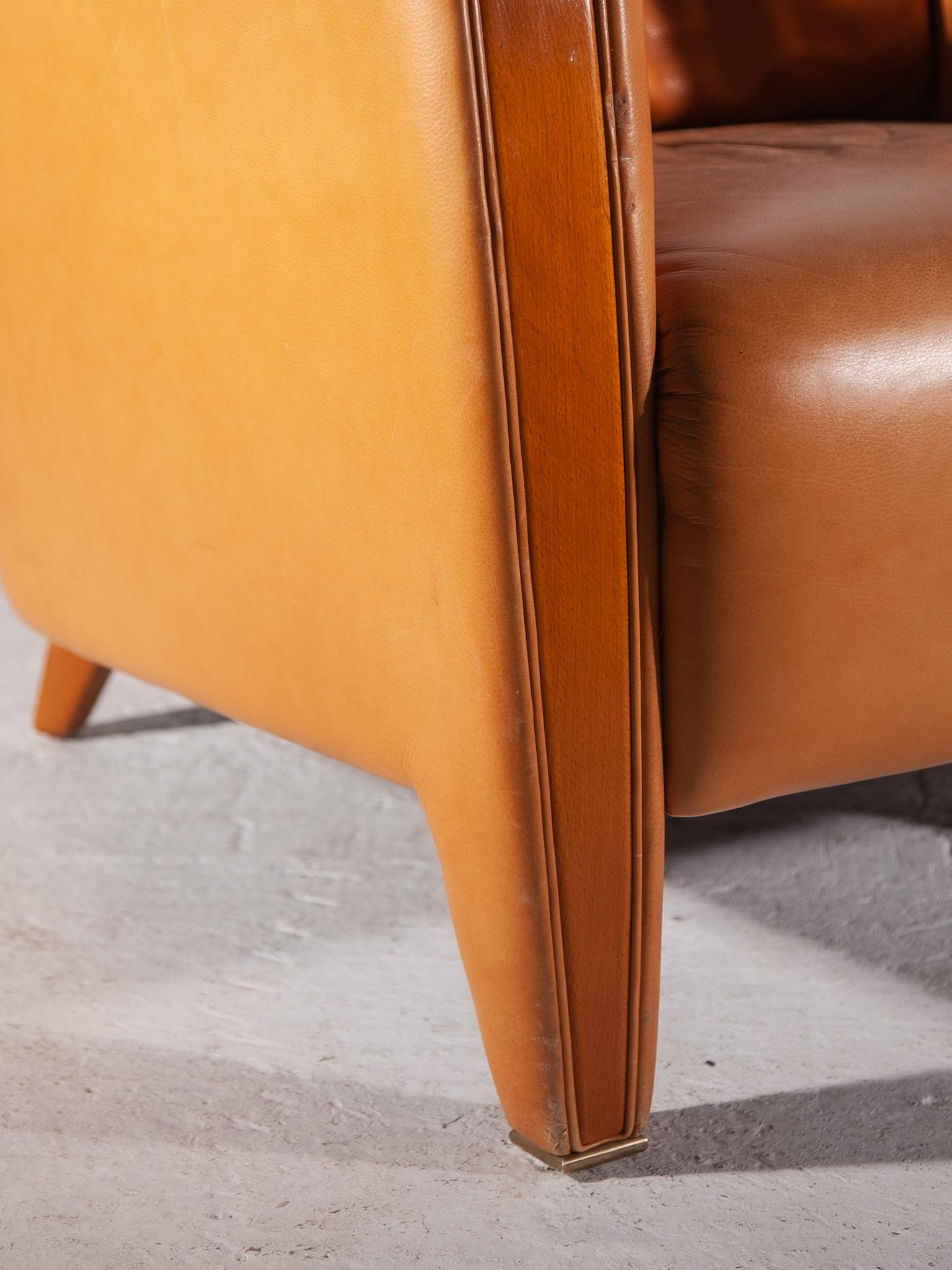 Art déco Fauteuils club en cuir camel et noyer de style moderne du milieu du siècle, ensemble de deux en vente