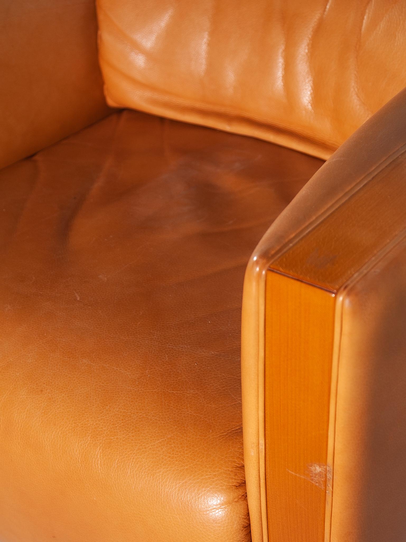 Français Fauteuils club en cuir camel et noyer de style moderne du milieu du siècle, ensemble de deux en vente