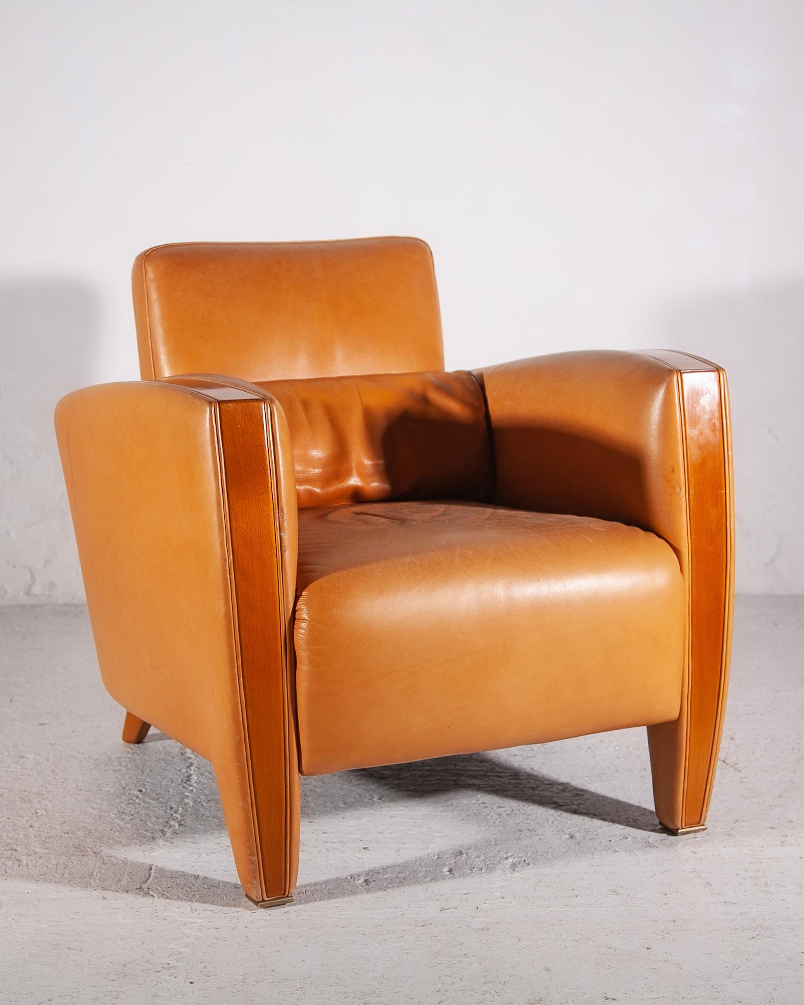 Fin du 20e siècle Fauteuils club en cuir camel et noyer de style moderne du milieu du siècle, ensemble de deux en vente