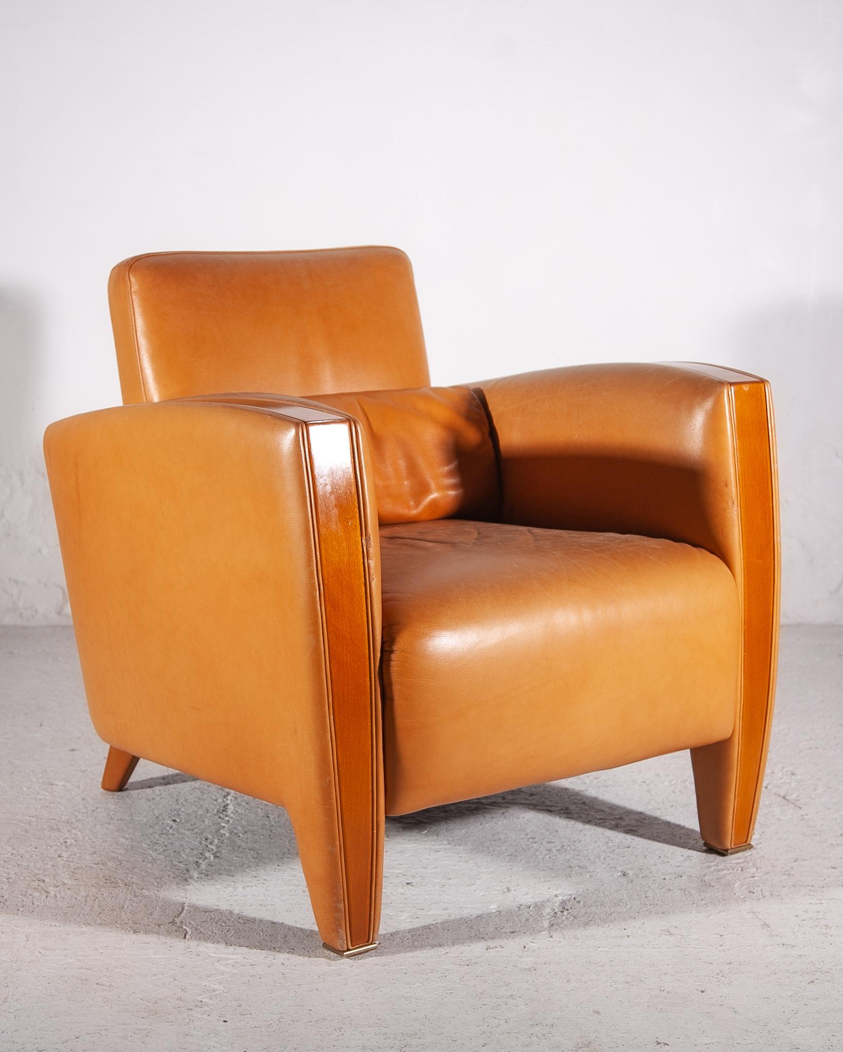 Cuir Fauteuils club en cuir camel et noyer de style moderne du milieu du siècle, ensemble de deux en vente