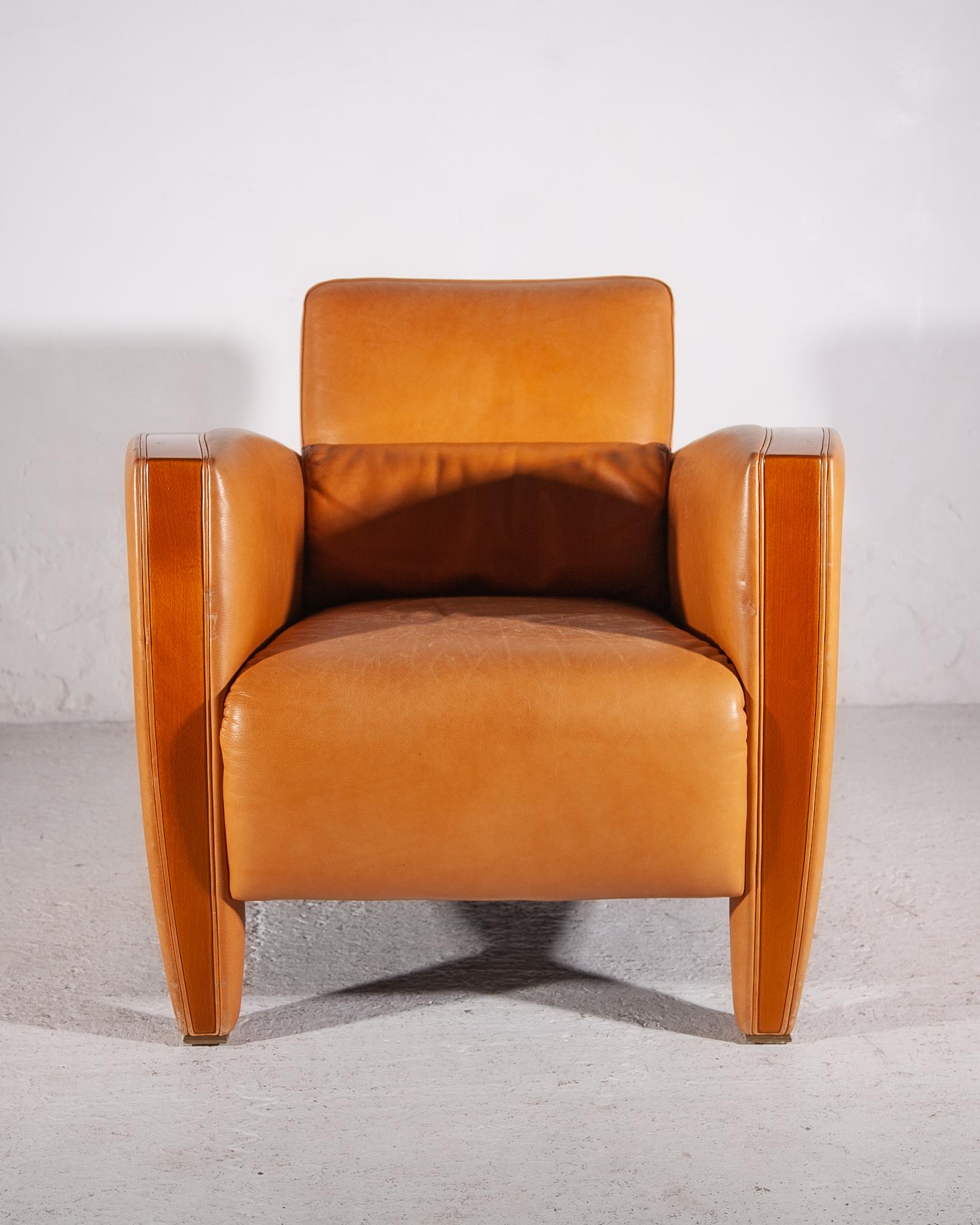 Fauteuils club en cuir camel et noyer de style moderne du milieu du siècle, ensemble de deux en vente 1