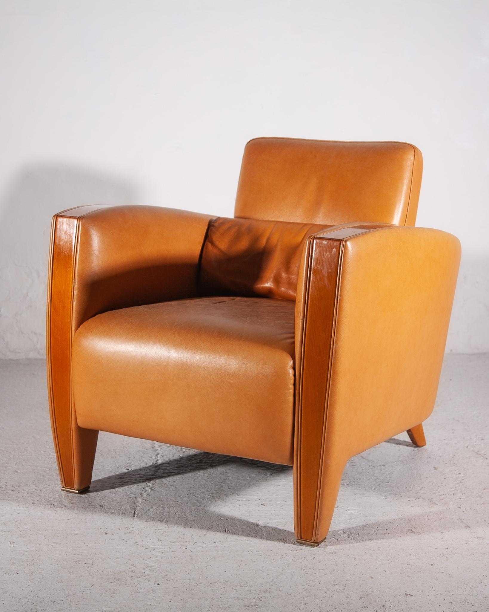 Fauteuils club en cuir camel et noyer de style moderne du milieu du siècle, ensemble de deux en vente 2
