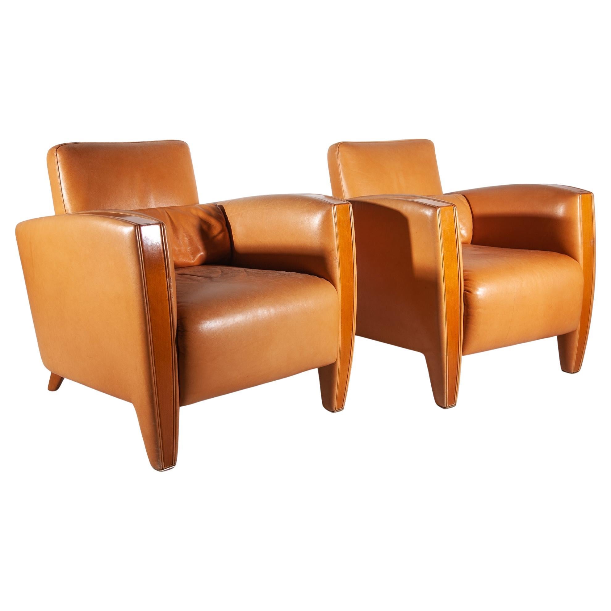 Set di due poltrone da salotto in pelle di cammello e noce del Medioevo Moderno