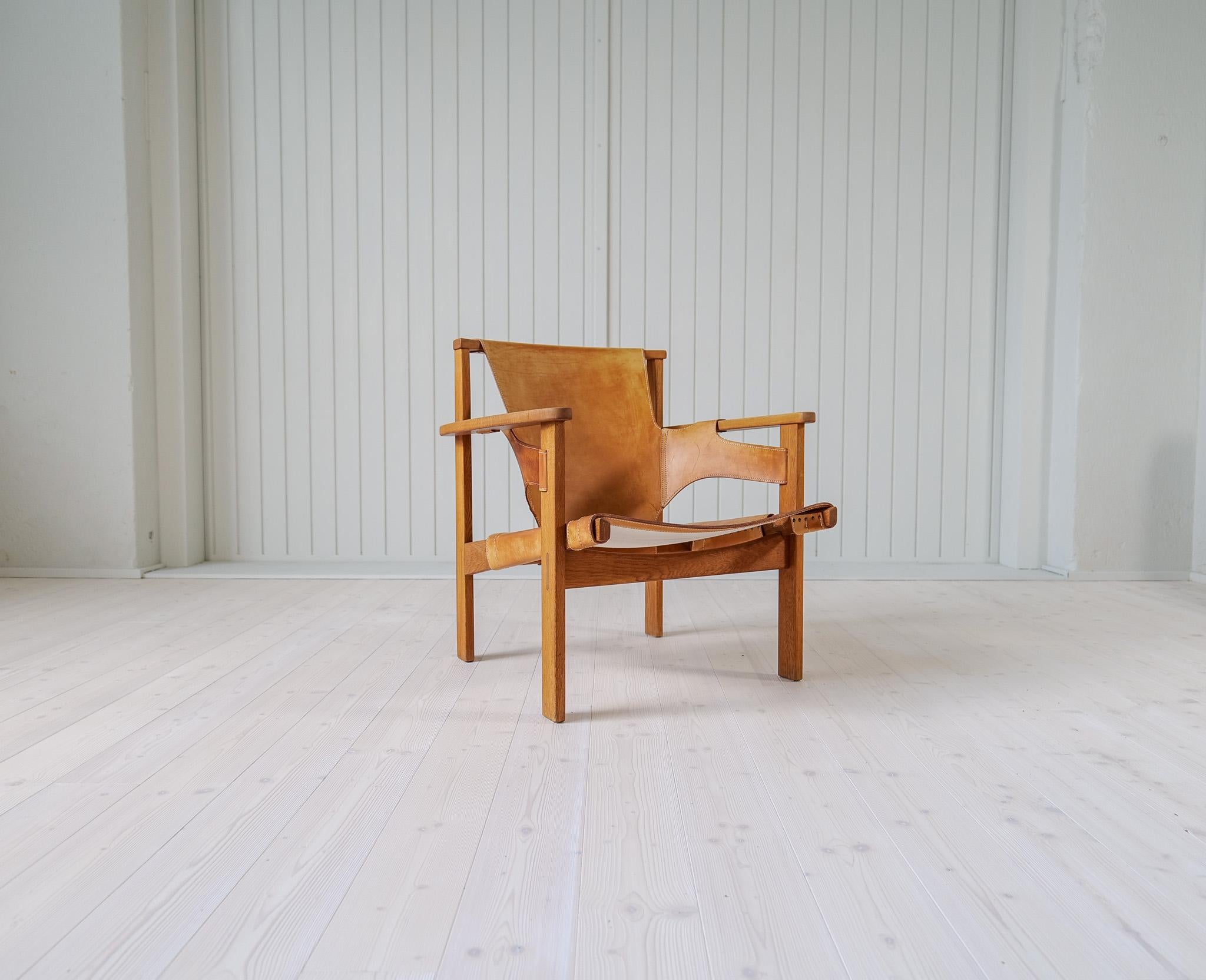 Dieser schöne Sessel wurde 1957 von Carl Axel Acking entworfen. Als der Stuhl zum ersten Mal auf der Triennale in Mailand ausgestellt wurde, wurde er von NK (Nordiska Kompaniet) hergestellt und erhielt den Namen 