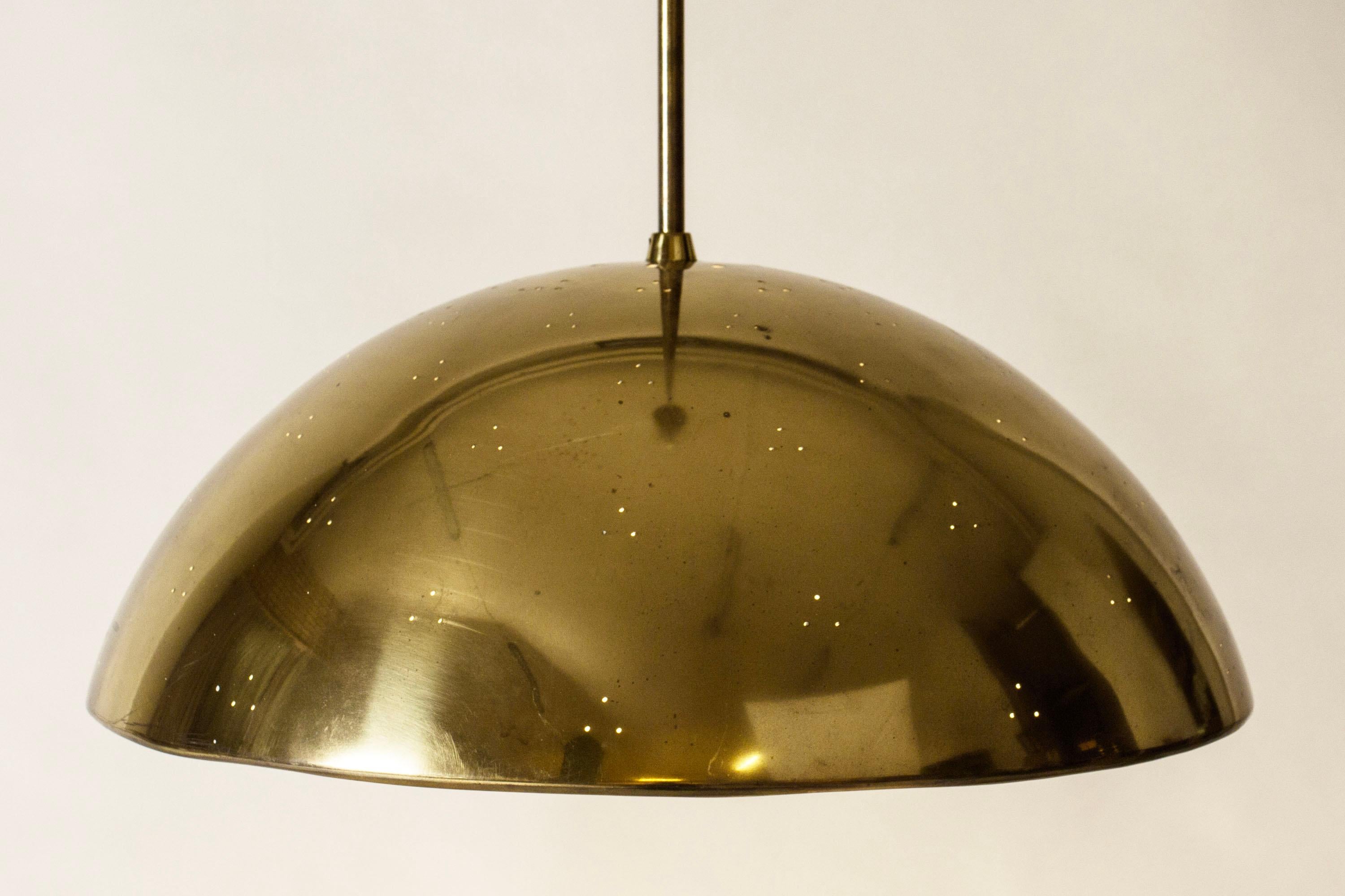 Lámpara de techo moderna de mediados de siglo de Paavo Tynell, Finlandia, años 50 Latón en venta