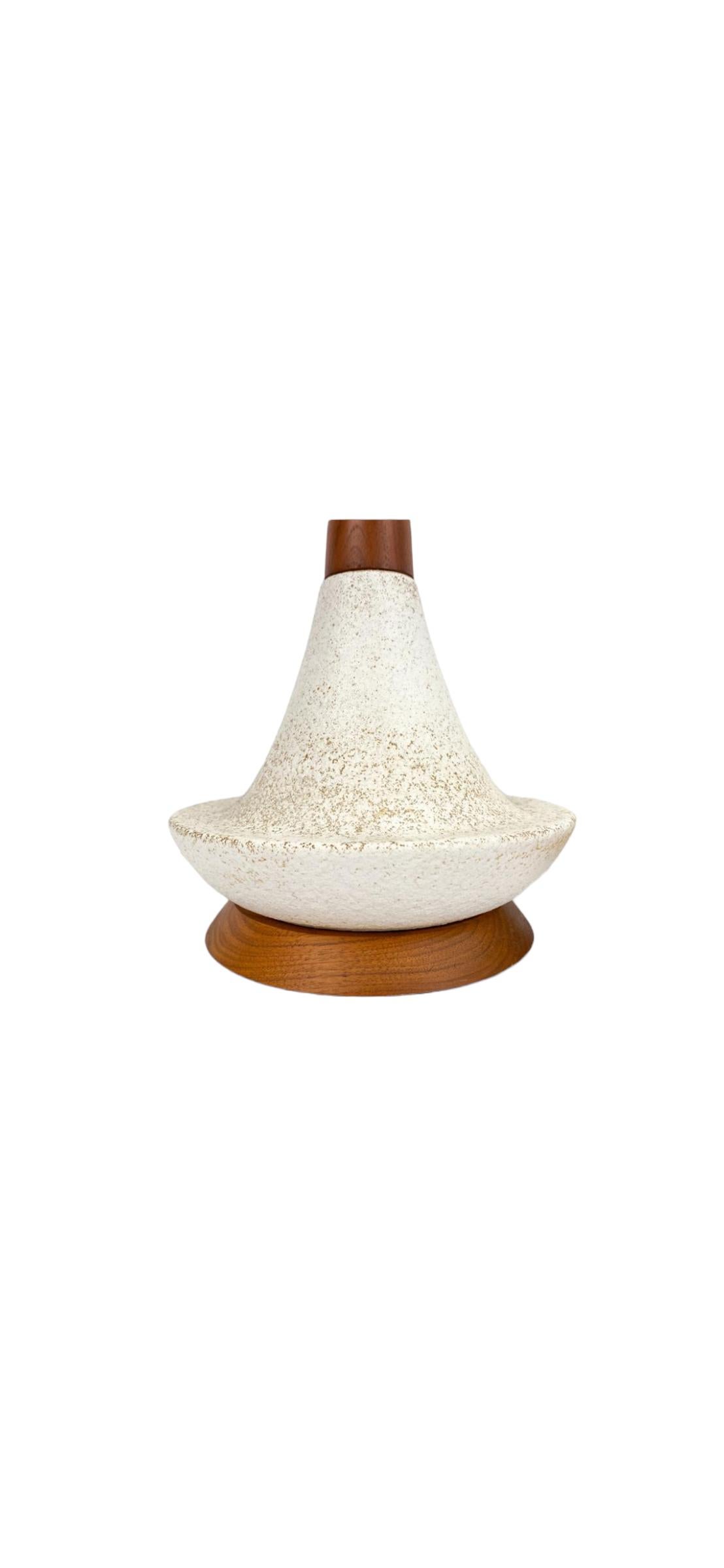 20ième siècle Lampes de table en céramique et noyer The Moderns en vente
