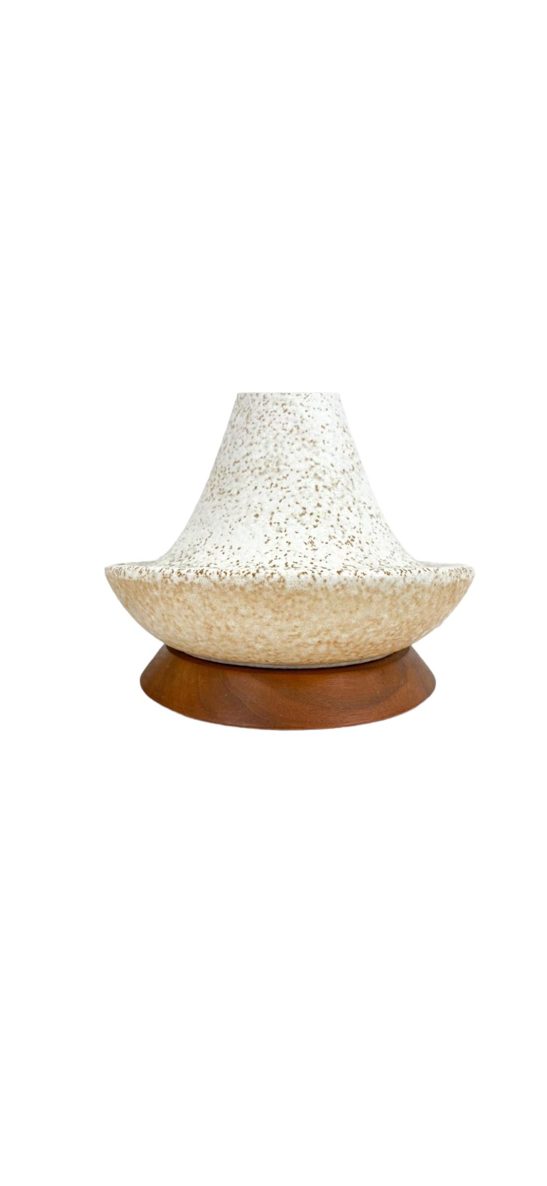 Lampes de table en céramique et noyer The Moderns en vente 1