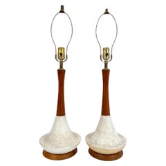 Lampade da tavolo moderne in ceramica e noce del Medioevo