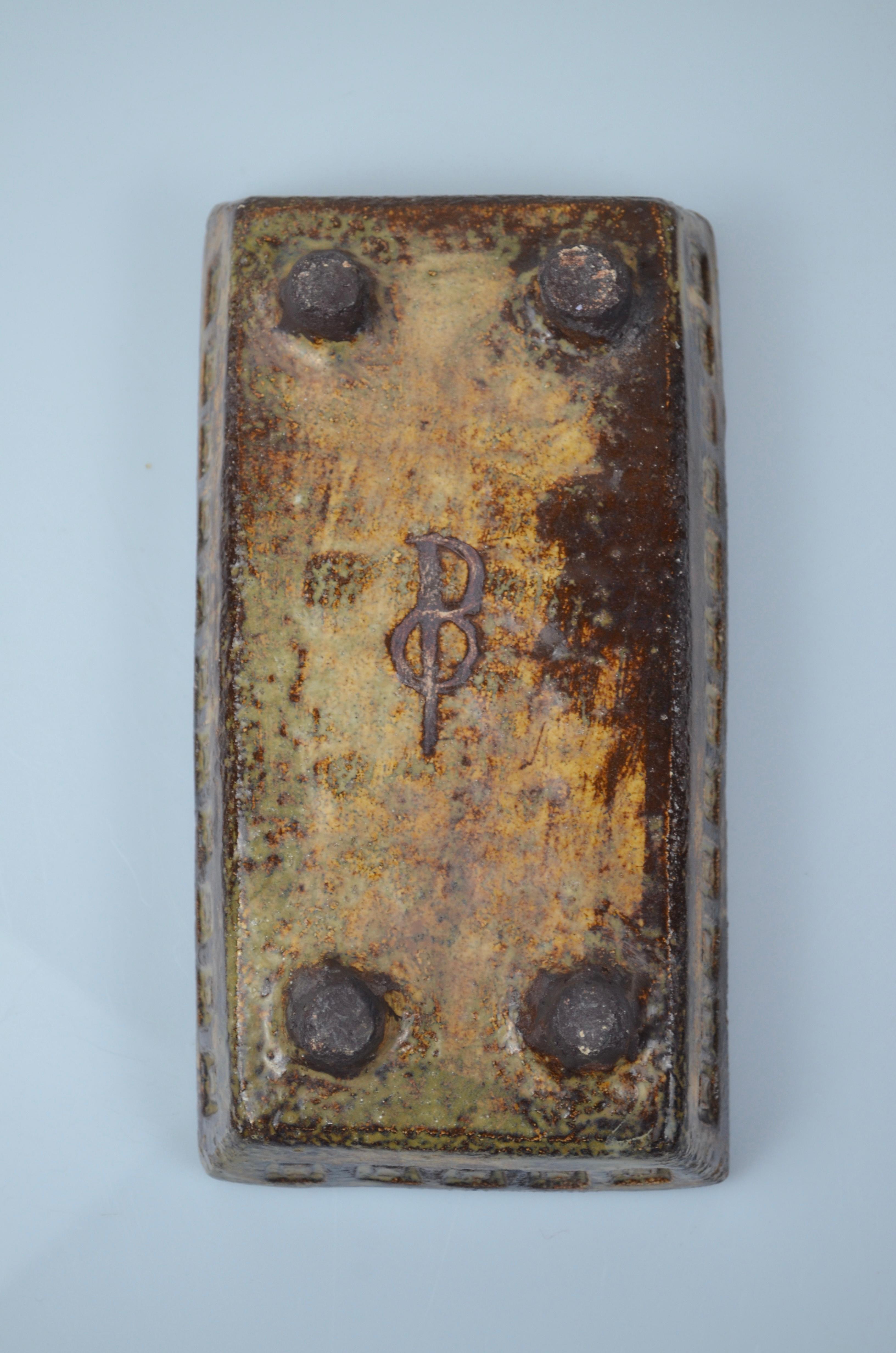 Auffällige rechteckige Keramikschale von Olivier Pettit (1918-1979), einem französischen Keramiker und Bildhauer, der an der École des Beaux-Arts in Paris ausgebildet wurde. Ab den 1950er Jahren entwickelte Pettit ein unverwechselbares Werk, das