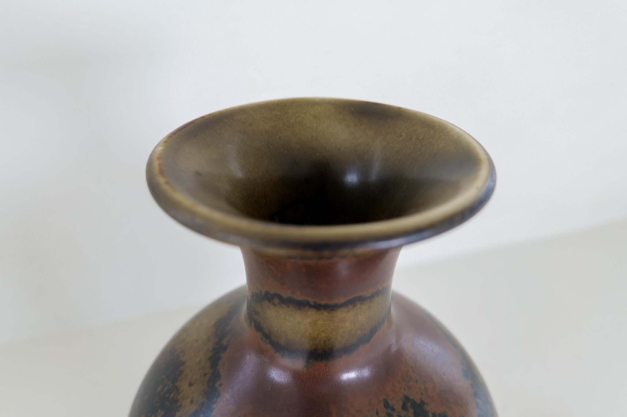 Milieu du XXe siècle Vase en céramique du milieu du siècle Rörstrand Gunnar Nylund, Suède en vente