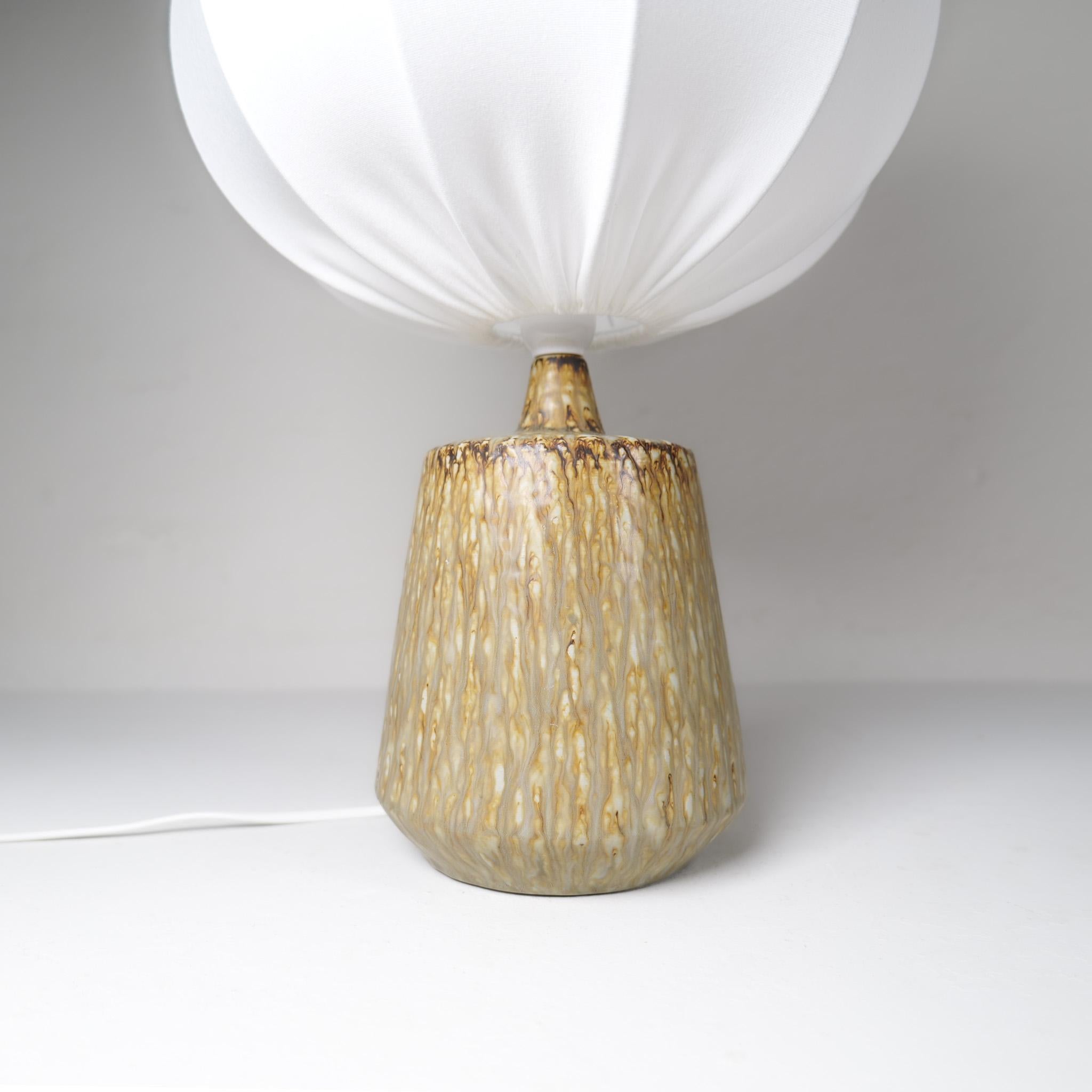 Lampe de table en céramique moderne du milieu du siècle Rubus Gunnar Nylund Rörstrand, Suède Bon état - En vente à Hillringsberg, SE