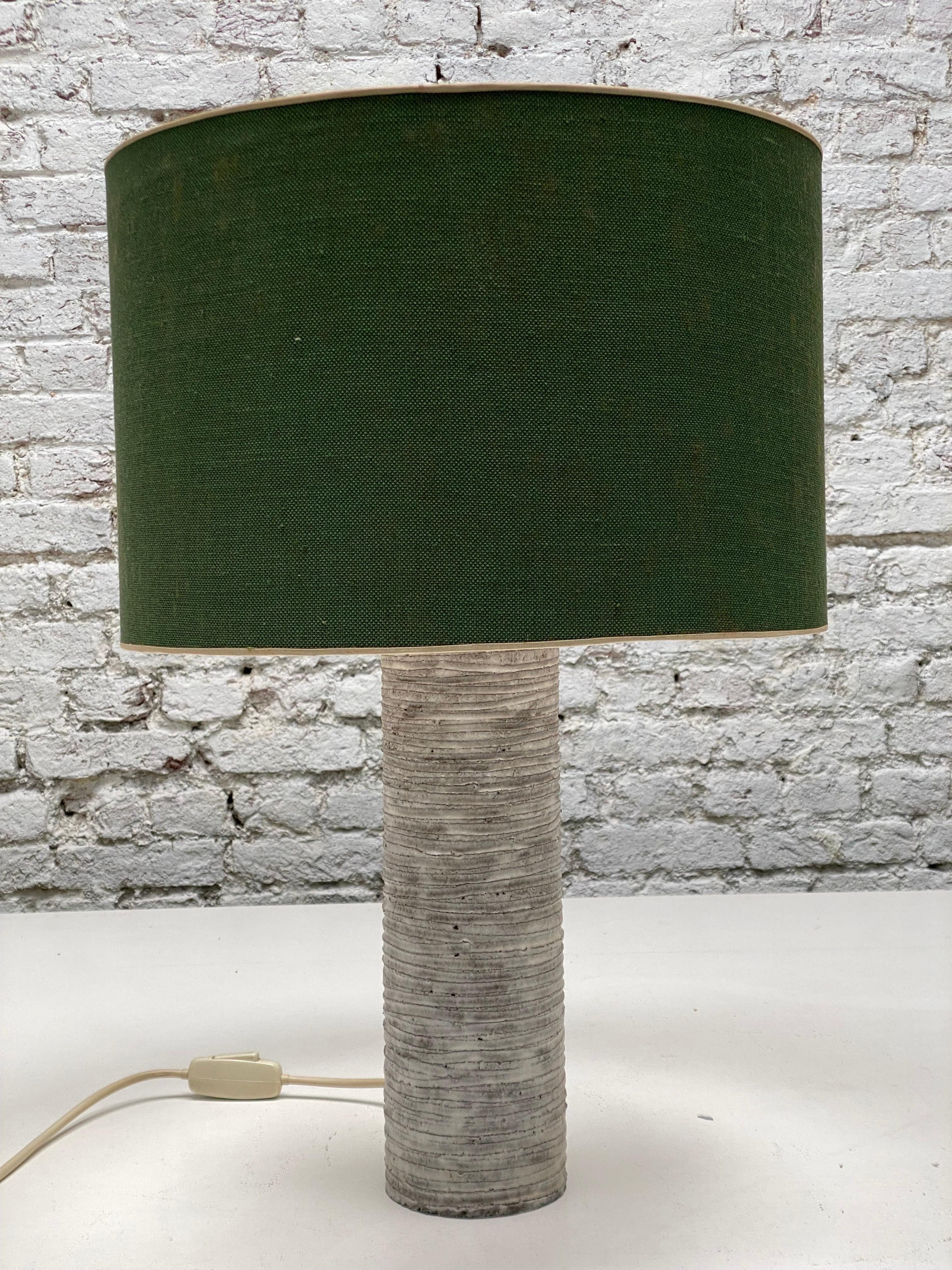 Lampe de table en céramique brutaliste dans les tons gris spiralés fabriquée au Danemark. Abat-jour vert d'origine. Dimensions abat-jour 40-27 cm, vase 53-10 cm. Hauteur 59 cm.