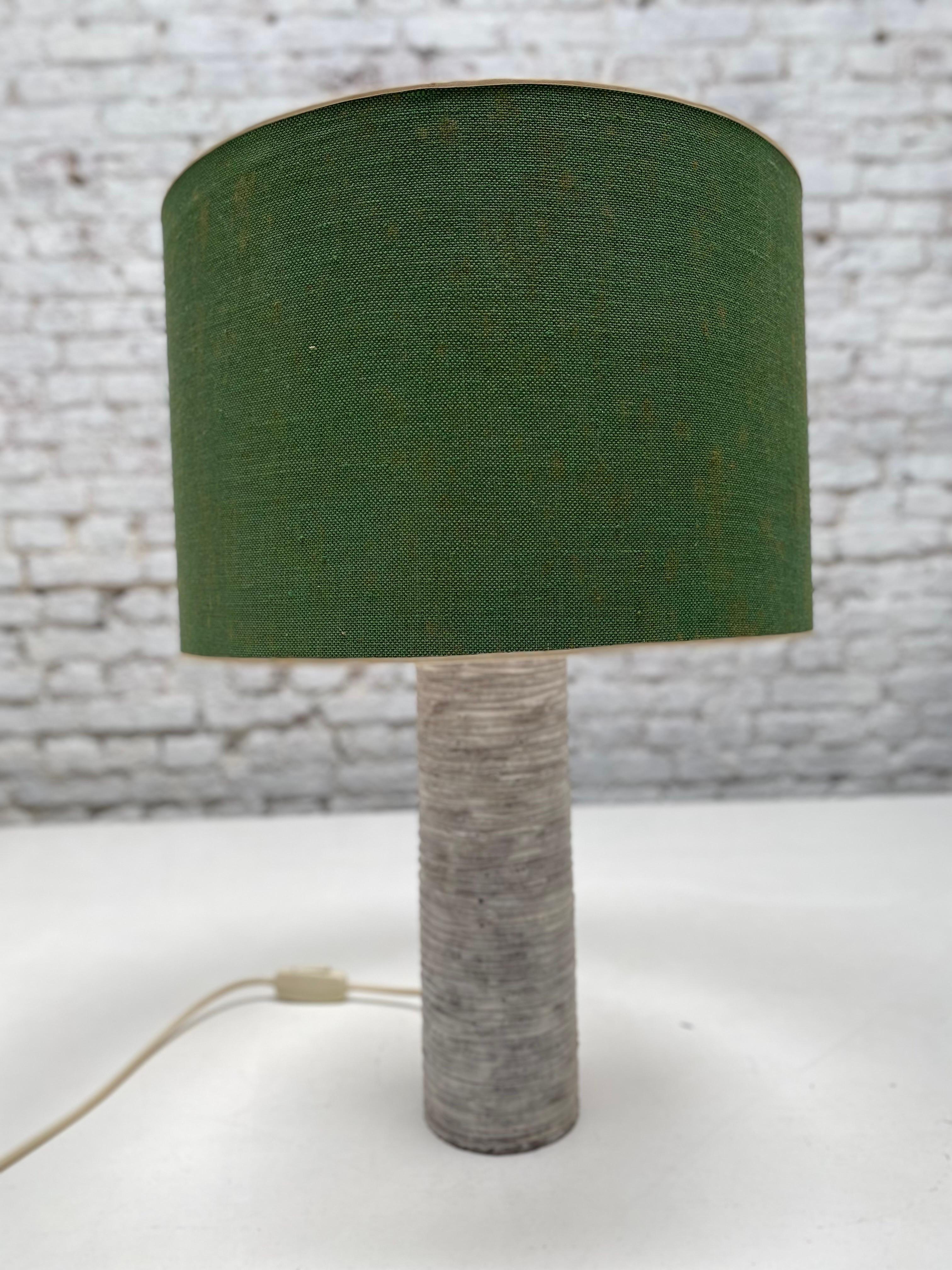Moderne Keramik-Tischlampe aus der Mitte des Jahrhunderts mit grünem Schirm (Glasiert) im Angebot
