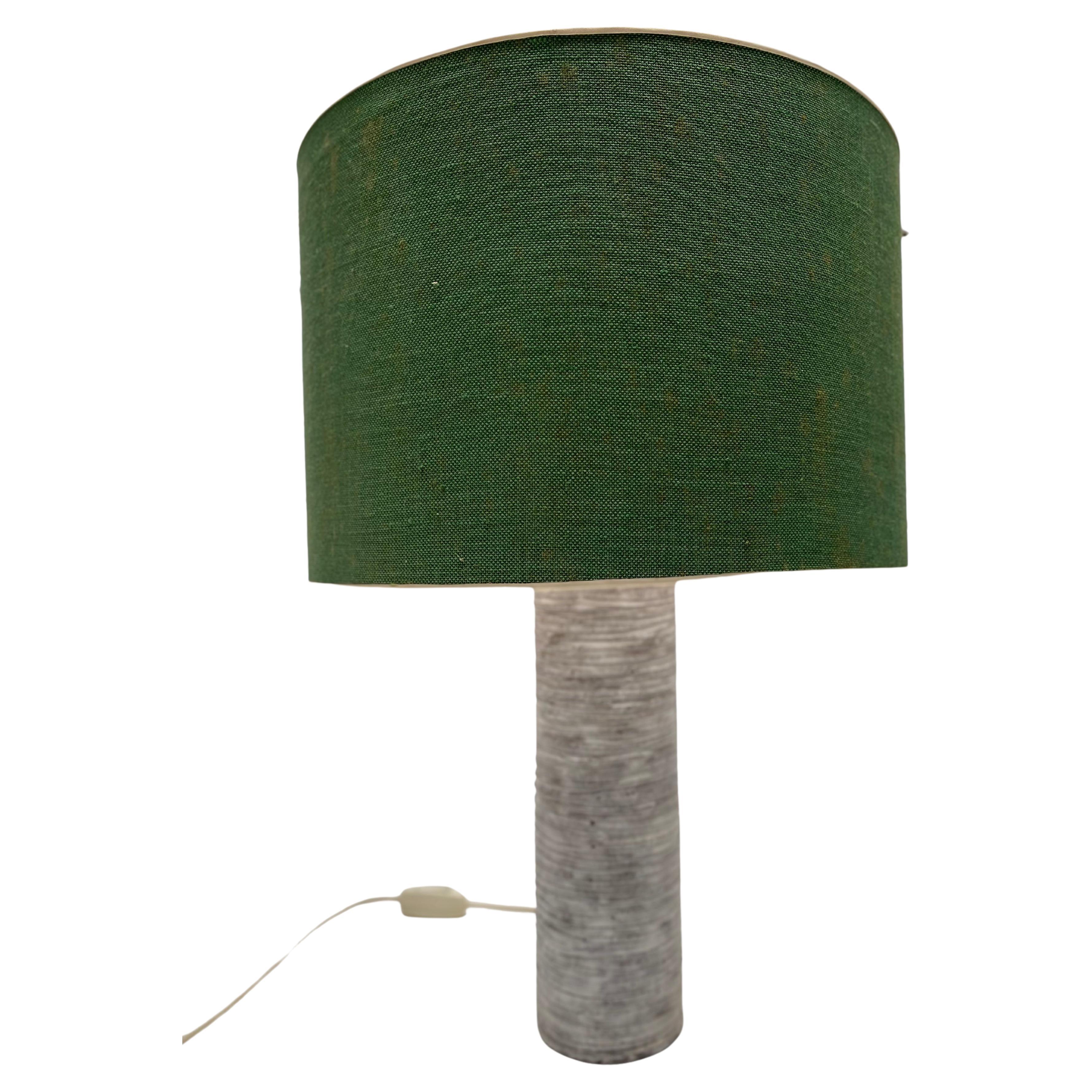 Moderne Keramik-Tischlampe aus der Mitte des Jahrhunderts mit grünem Schirm (Mitte des 20. Jahrhunderts) im Angebot