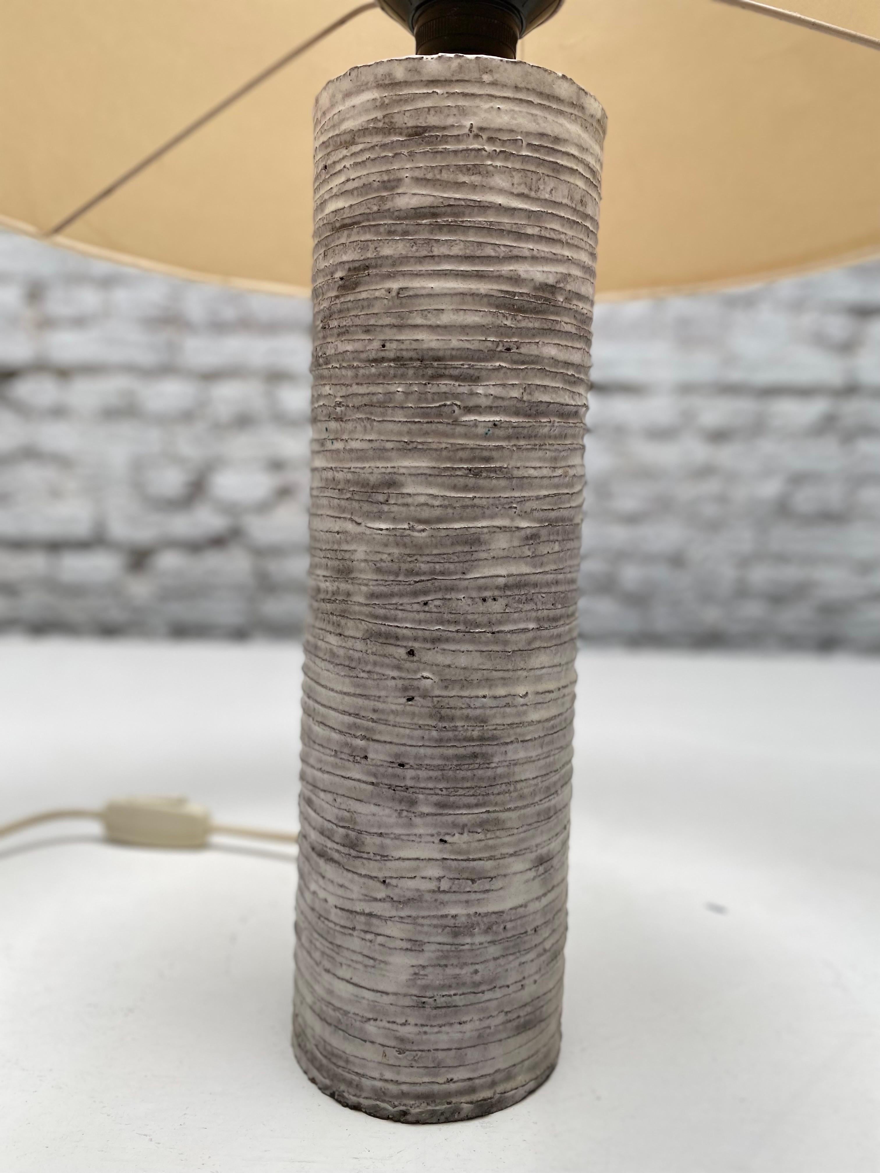 Moderne Keramik-Tischlampe aus der Mitte des Jahrhunderts mit grünem Schirm im Angebot 1