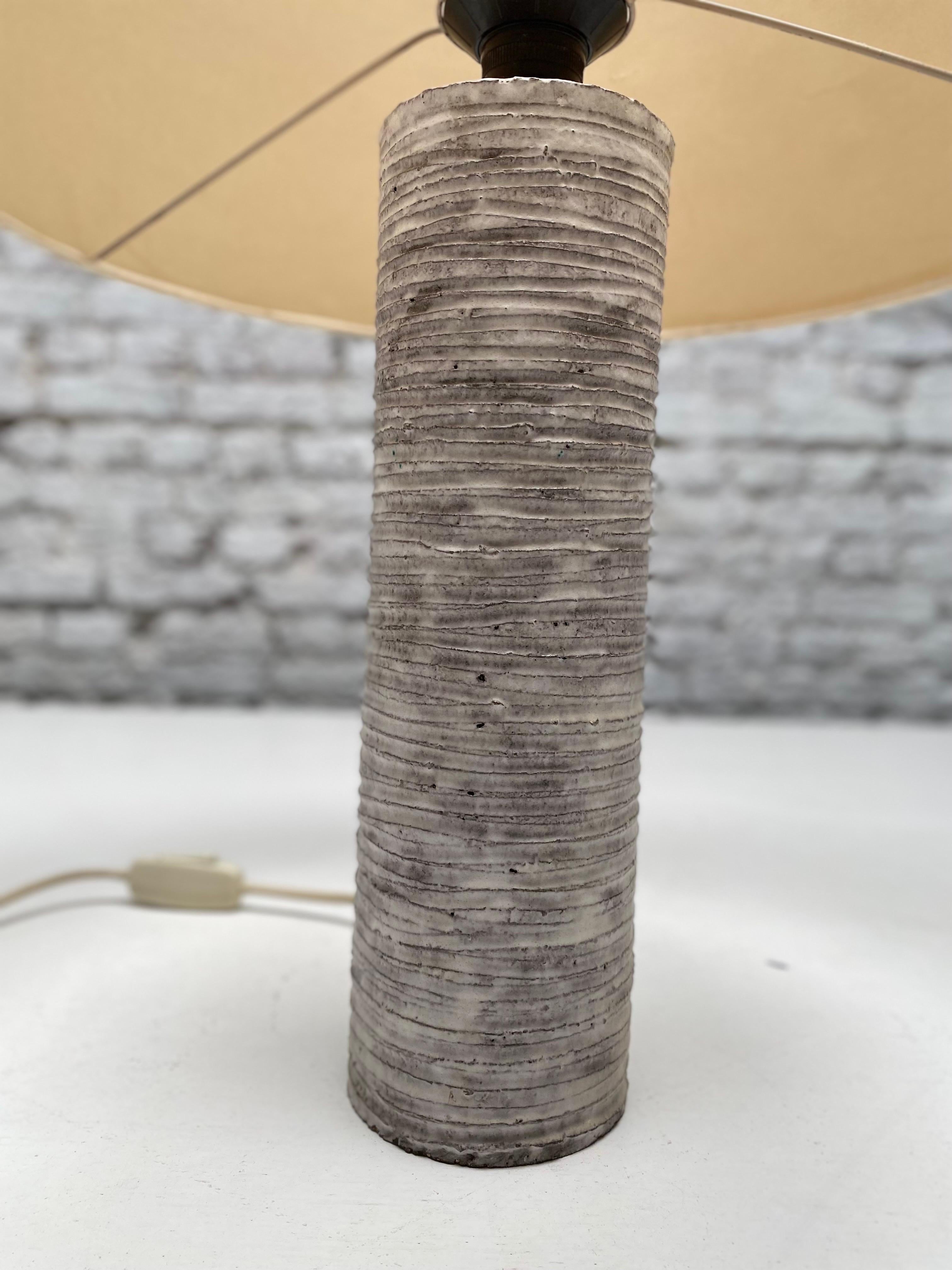 Lampe de table en céramique The Moderns avec abat-jour vert en vente 1