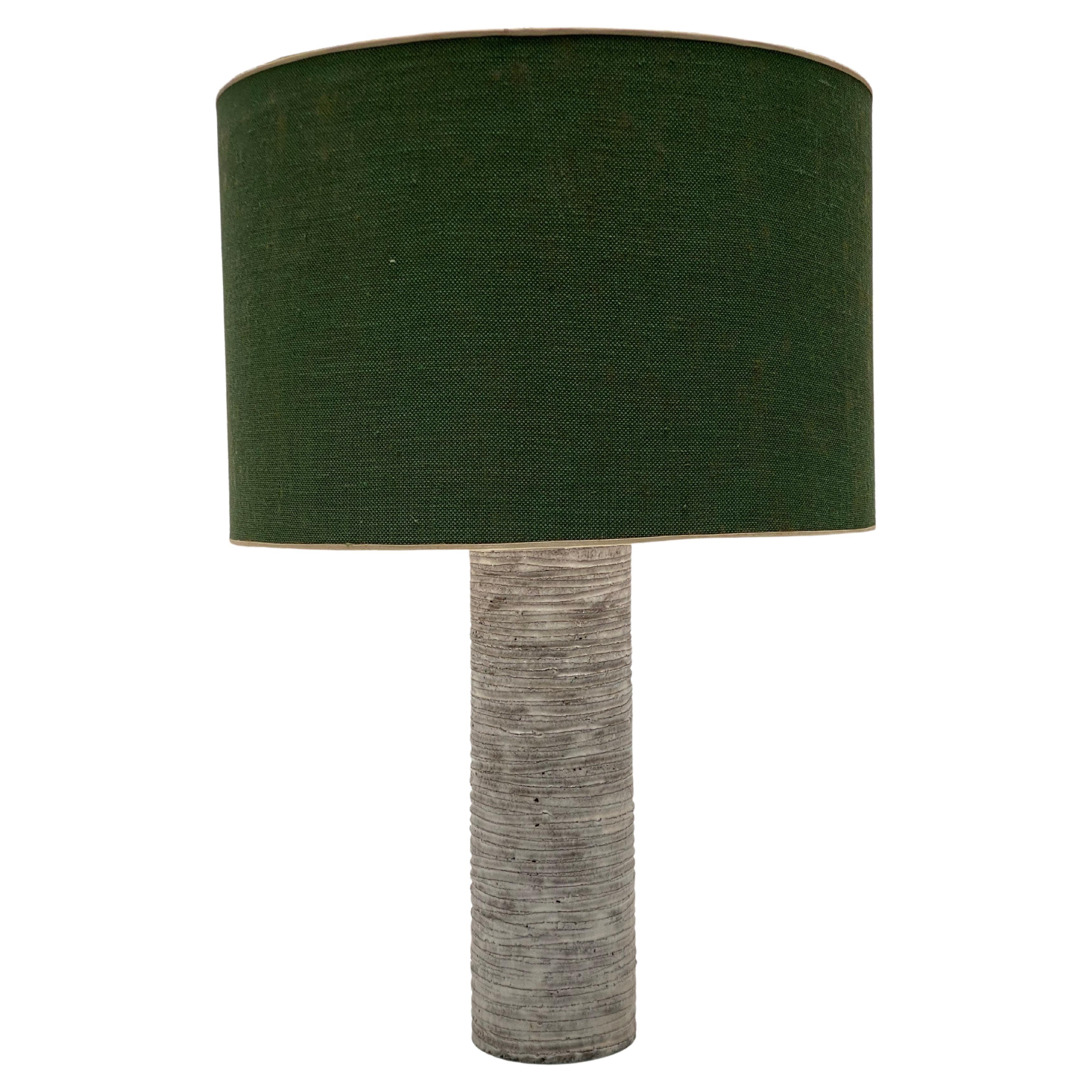 Moderne Keramik-Tischlampe aus der Mitte des Jahrhunderts mit grünem Schirm im Angebot