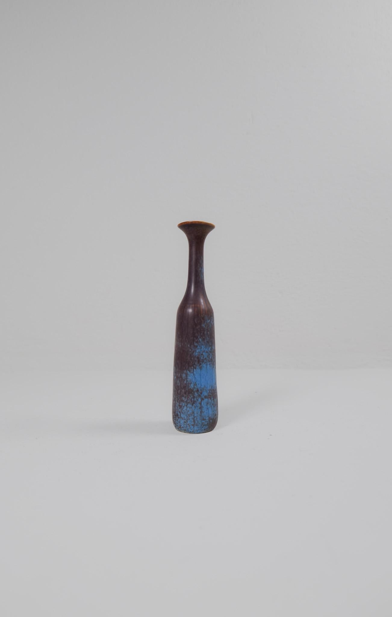 Diese wunderbare Vase wurde von Gunnar Nylund in der Rörstrand-Fabrik in den 1950er Jahren in Schweden entworfen und gestaltet. 

Das Pfauenmuster verleiht der unglaublichen Glasur ein schönes Leben.

Sehr guter Zustand.

Abmessungen: H 26 cm, D