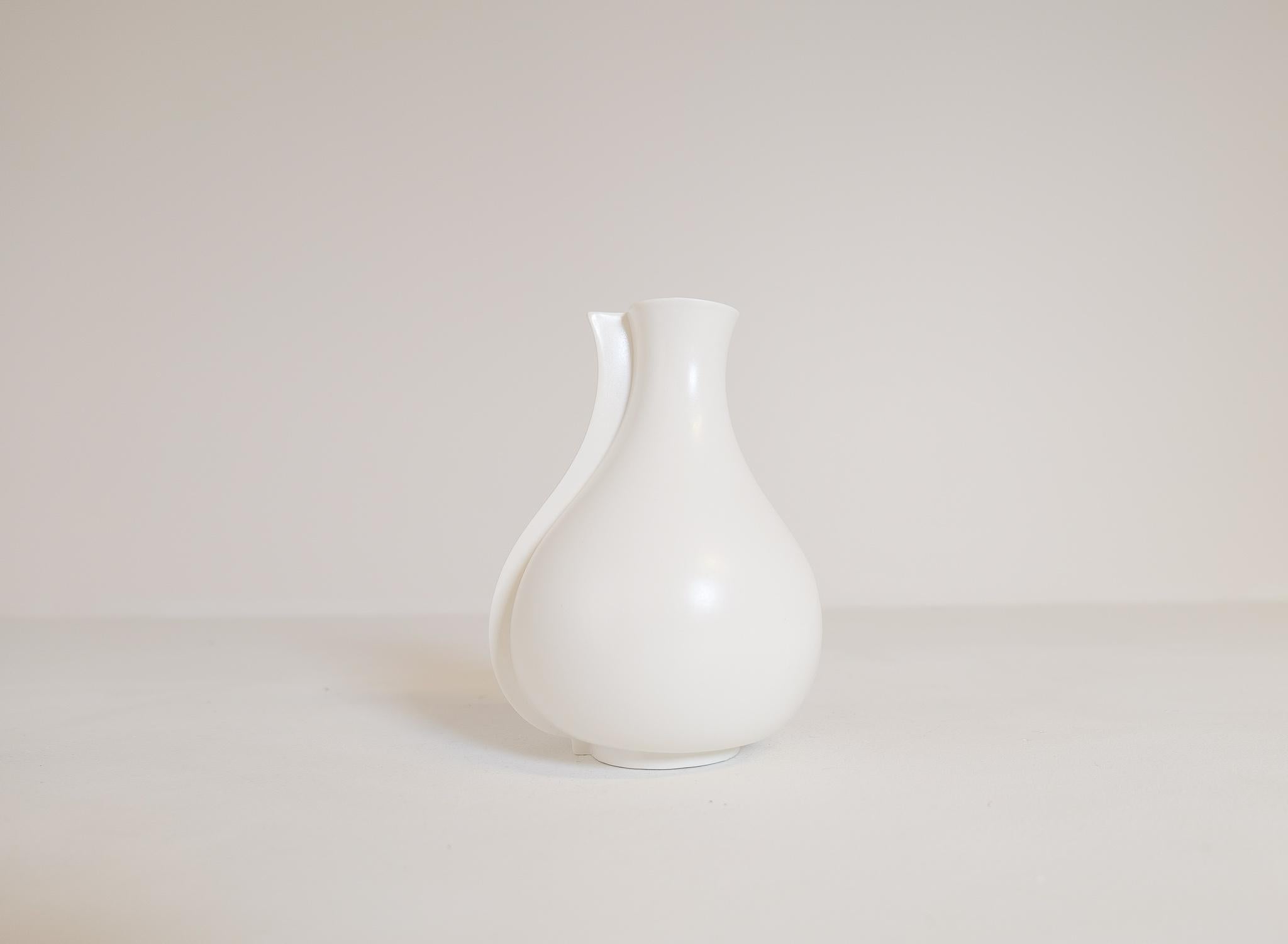 Moderne Keramikvase aus der Mitte des Jahrhunderts „Surrea“ Wilhelm Kge, Gustavsberg Schweden, 1950er Jahre (Moderne der Mitte des Jahrhunderts) im Angebot