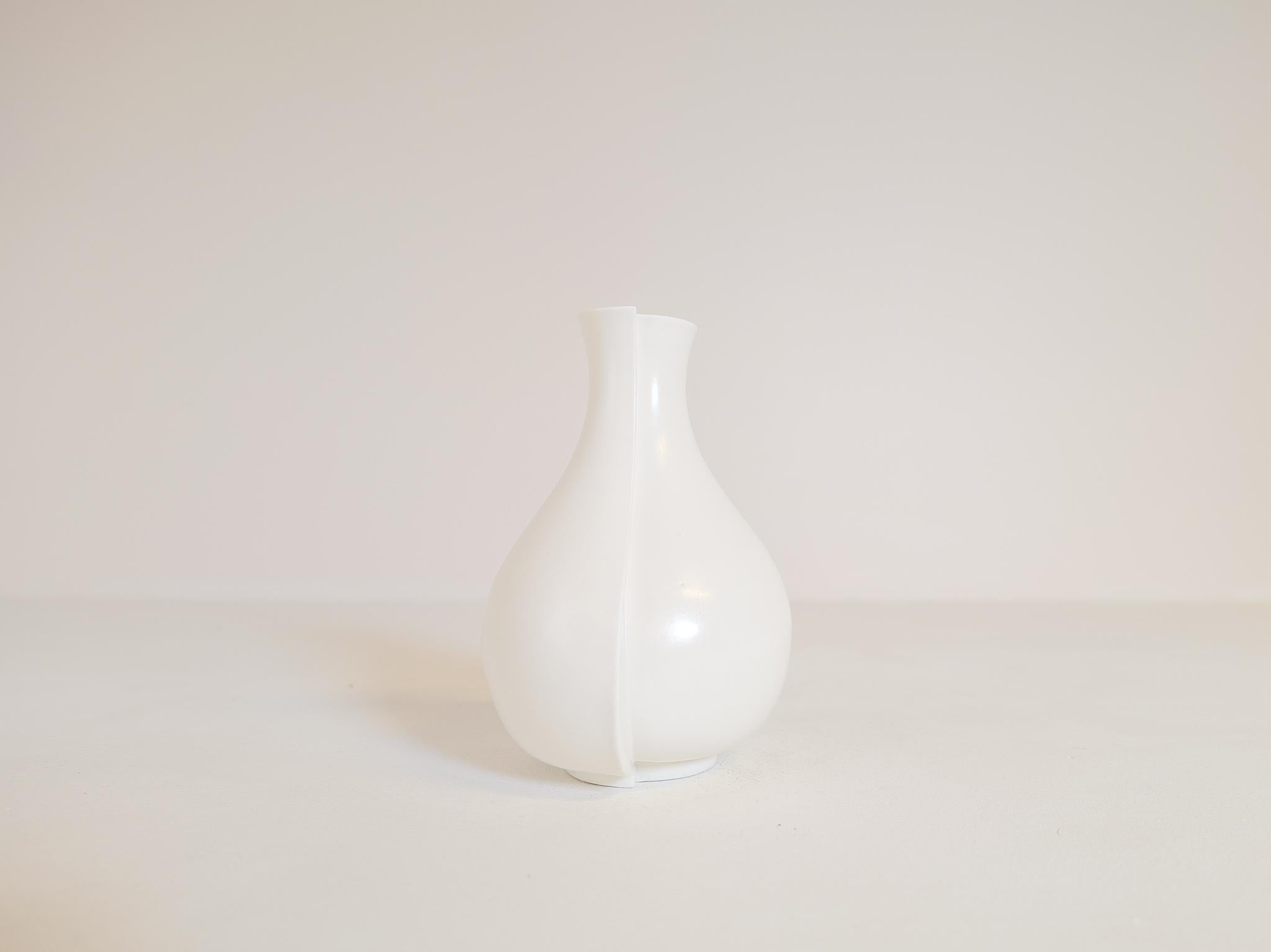 Moderne Keramikvase aus der Mitte des Jahrhunderts „Surrea“ Wilhelm Kge, Gustavsberg Schweden, 1950er Jahre (Schwedisch) im Angebot