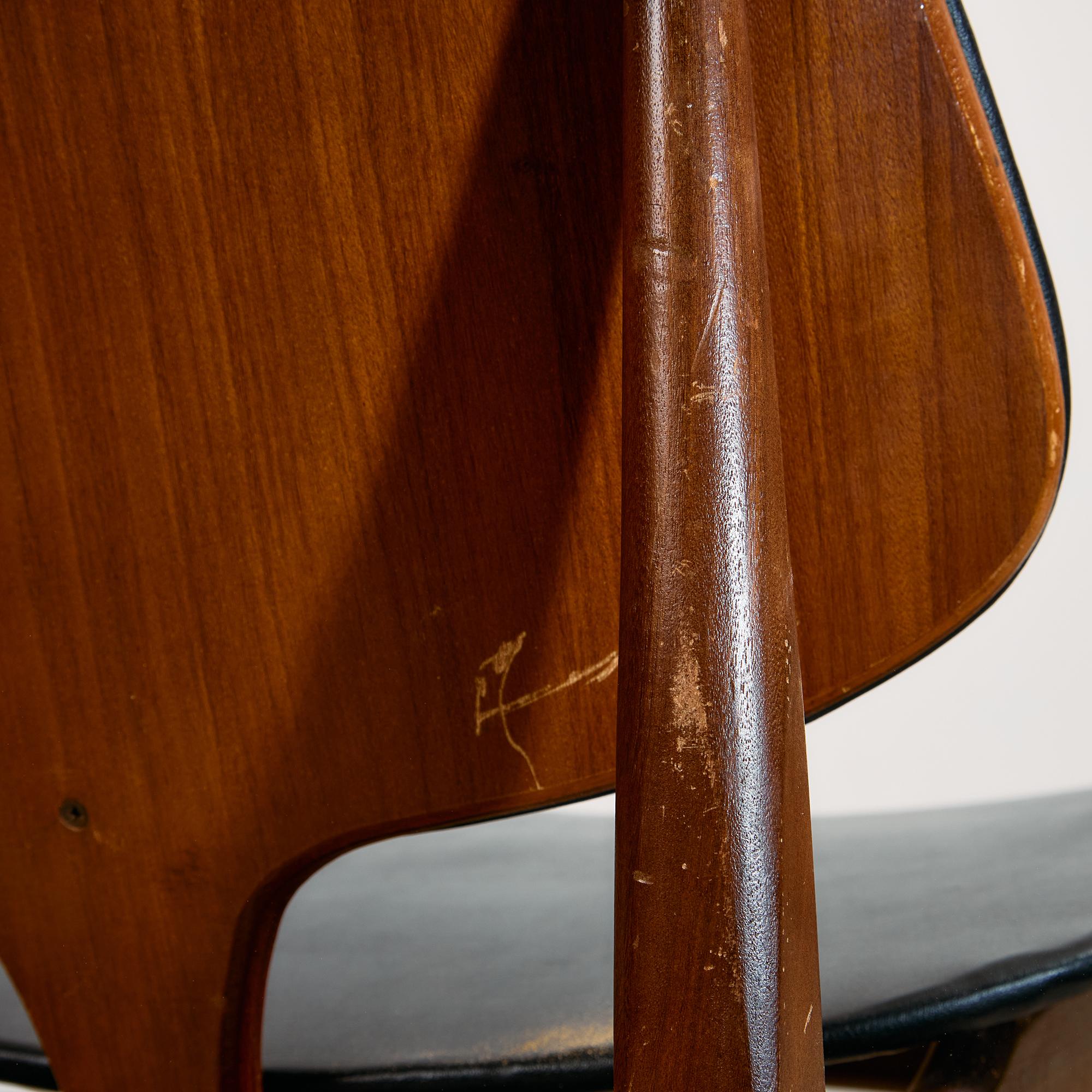 Sedia moderna di metà secolo di Elliots of Newbury in pelle nera e teak, anni '60 in vendita 4