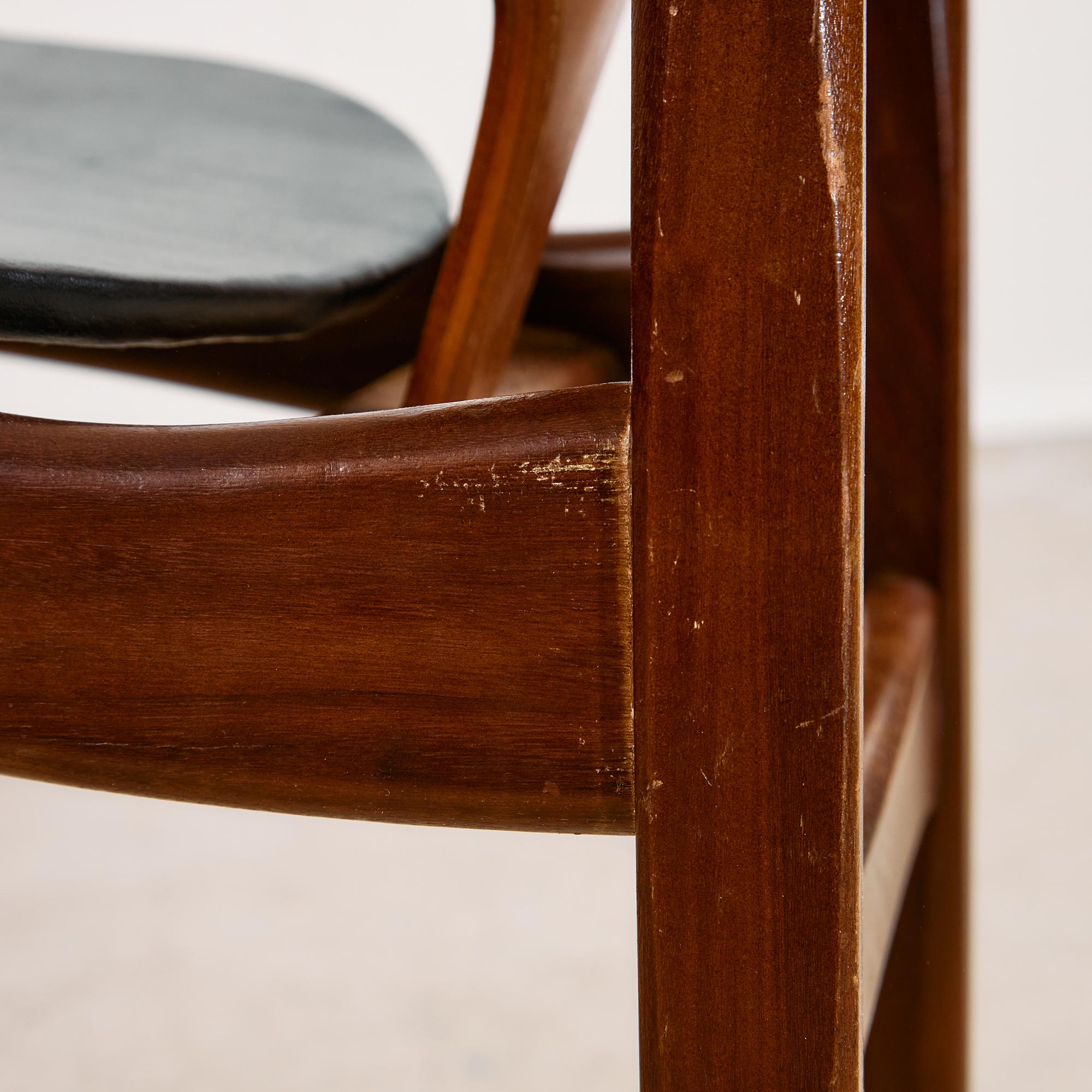 Sedia moderna di metà secolo di Elliots of Newbury in pelle nera e teak, anni '60 in vendita 11